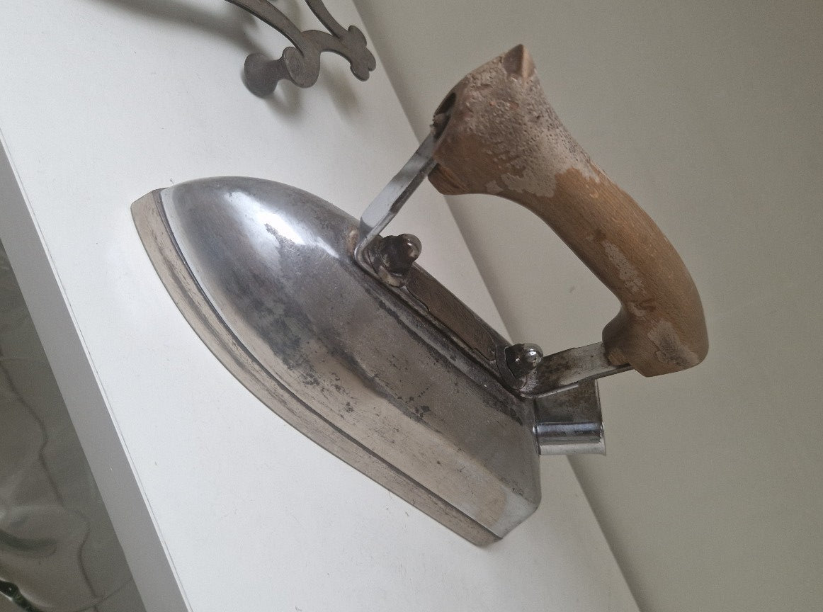 Vintage Deko-Bügelset - Bügeleisen und Ablageständer