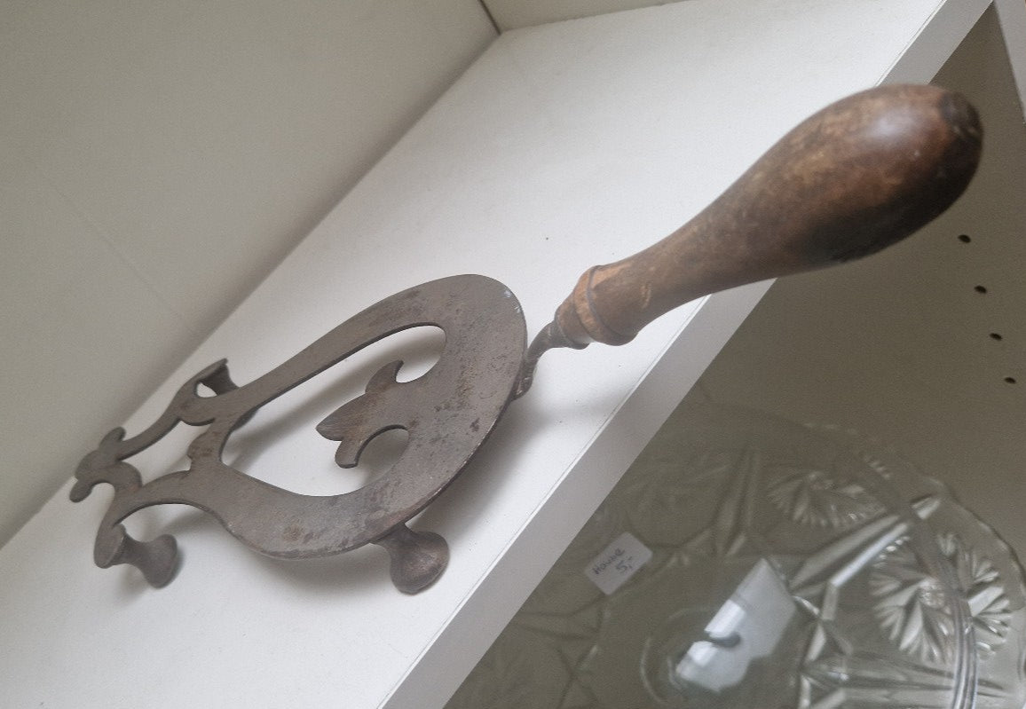 Vintage Deko-Bügelset - Bügeleisen und Ablageständer - Artikelbild von Fummel & Gedöns Secondhand-Store