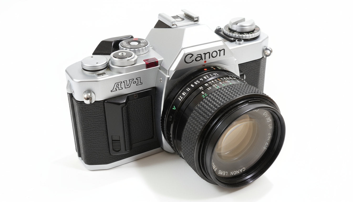 Canon AV‑1 Spiegelreflexkamera mit Canon FD 50mm f/1.8 Objektiv - Artikelbild von Fummel & Gedöns Secondhand-Store