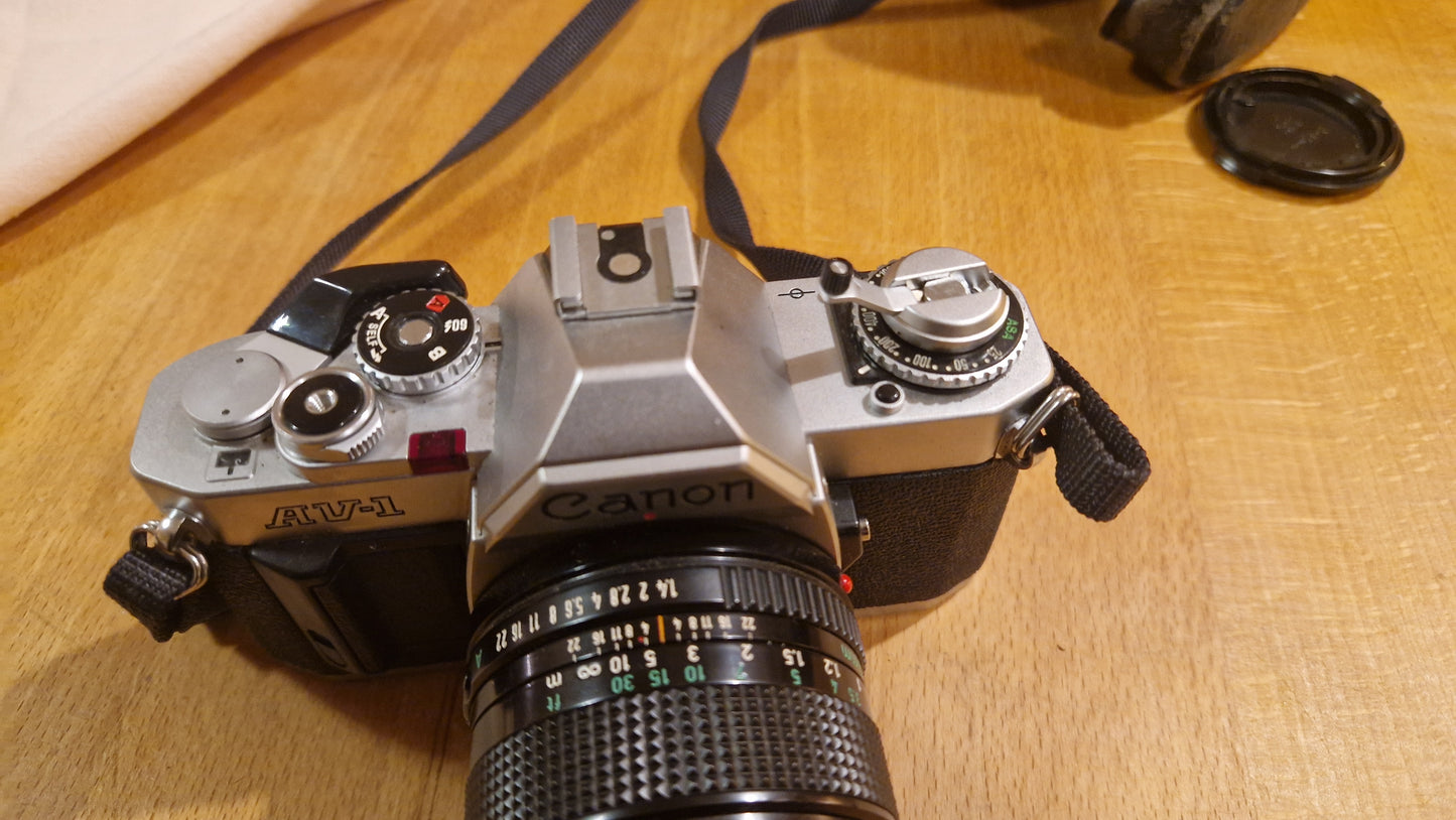 Canon AV‑1 Spiegelreflexkamera mit Canon FD 50mm f/1.8 Objektiv