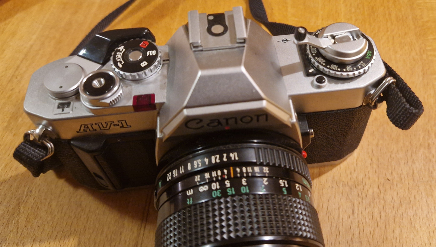 Canon AV‑1 Spiegelreflexkamera mit Canon FD 50mm f/1.8 Objektiv
