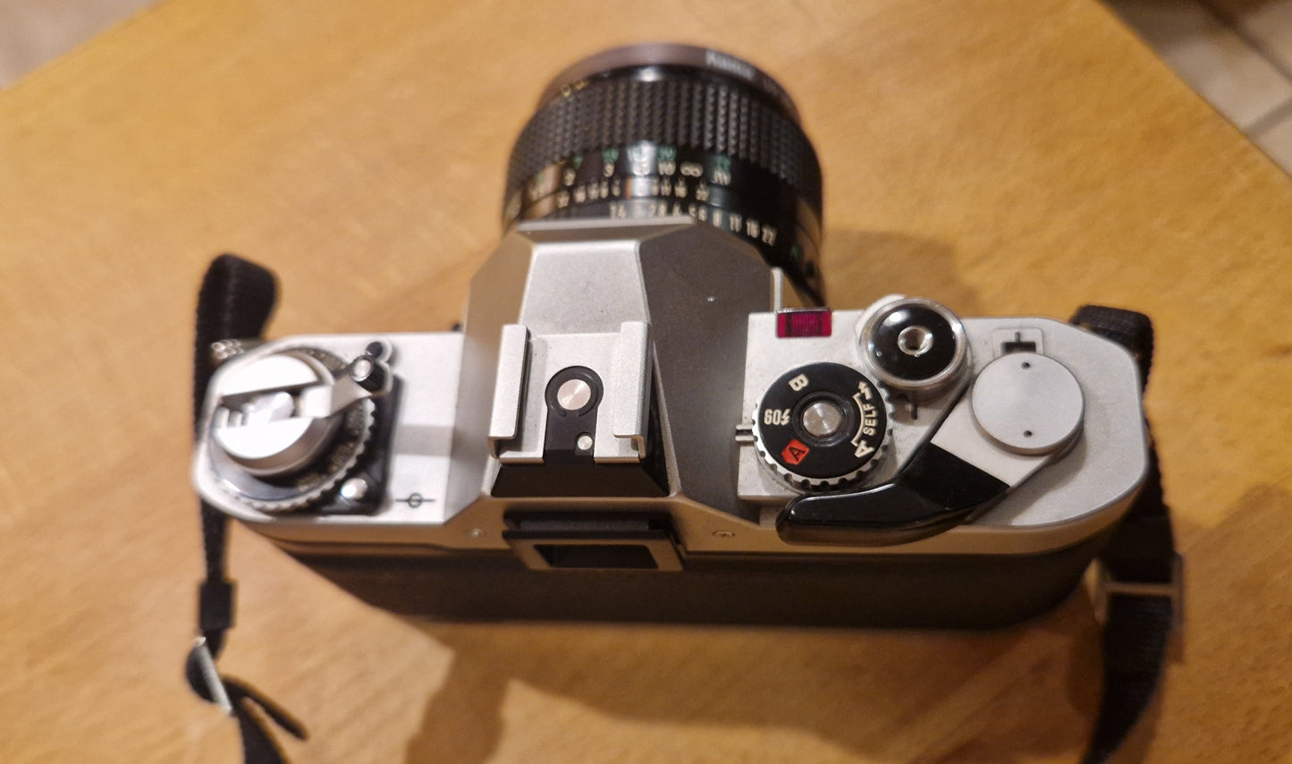 Canon AV‑1 Spiegelreflexkamera mit Canon FD 50mm f/1.8 Objektiv