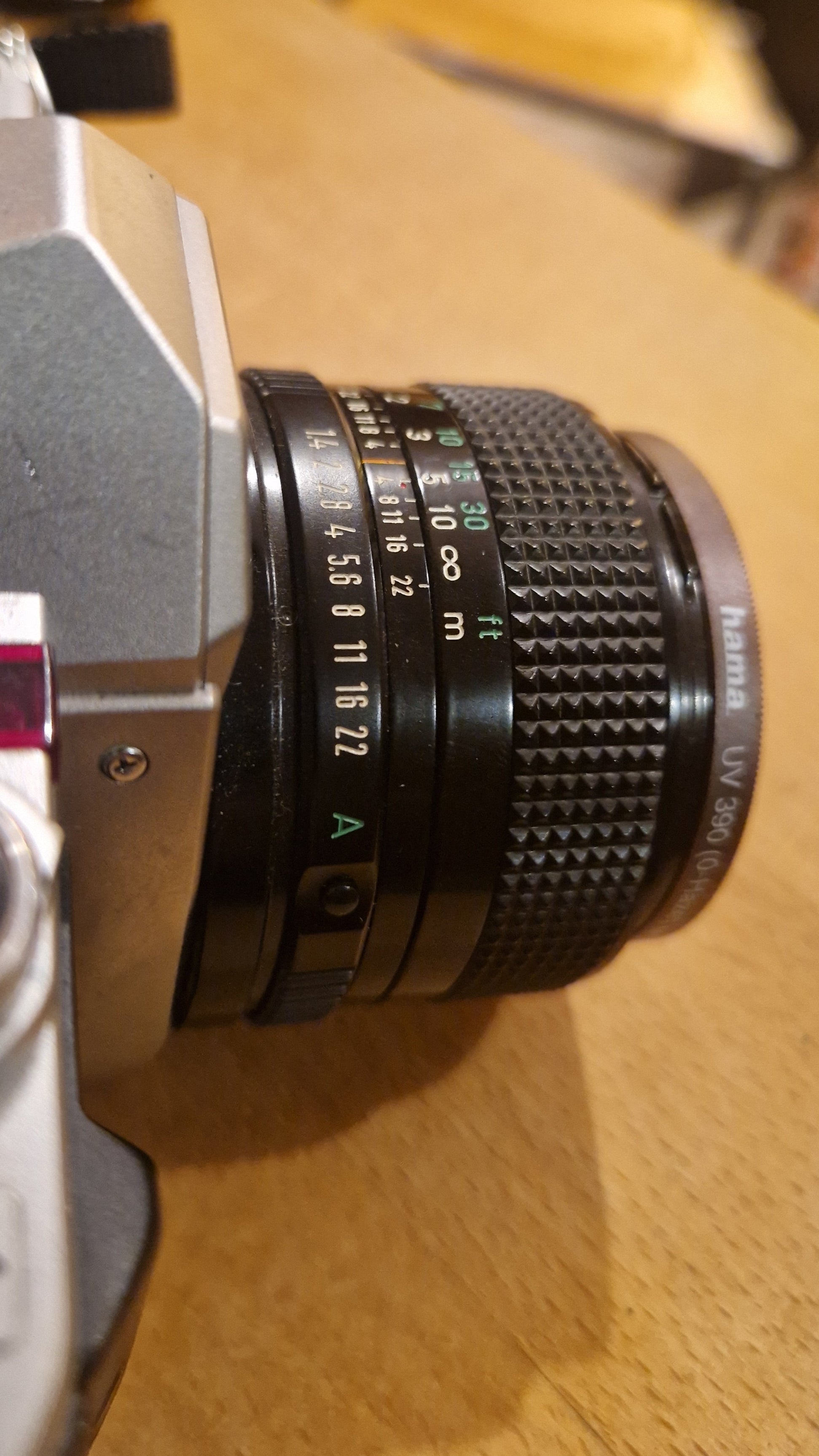 Canon AV‑1 Spiegelreflexkamera mit Canon FD 50mm f/1.8 Objektiv - Artikelbild von Fummel & Gedöns Secondhand-Store
