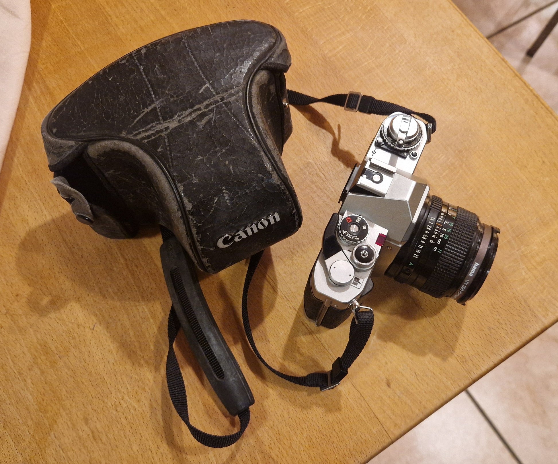 Canon AV‑1 Spiegelreflexkamera mit Canon FD 50mm f/1.8 Objektiv - Artikelbild von Fummel & Gedöns Secondhand-Store