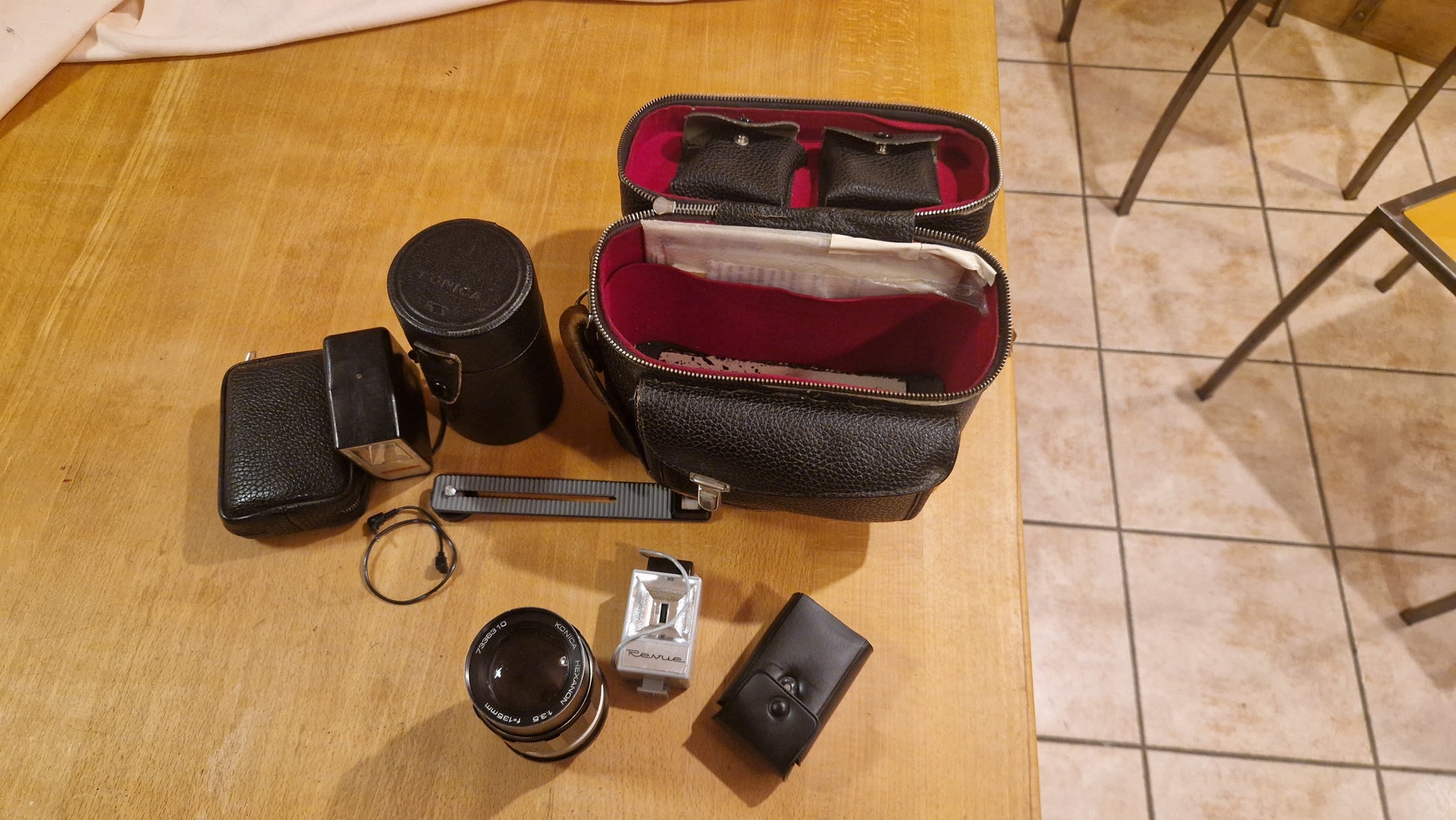 Konica Hexanon AR 135 mm f/3.5 Objektiv + Zubehör - Artikelbild von Fummel & Gedöns Secondhand-Store