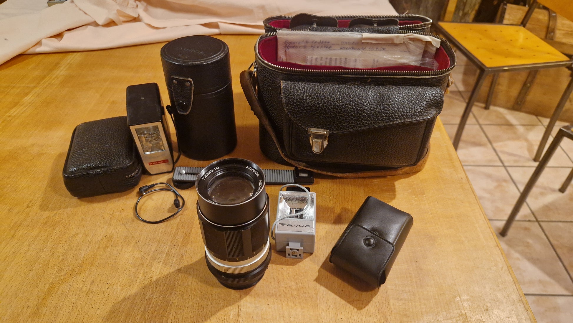 Konica Hexanon AR 135 mm f/3.5 Objektiv + Zubehör - Artikelbild von Fummel & Gedöns Secondhand-Store