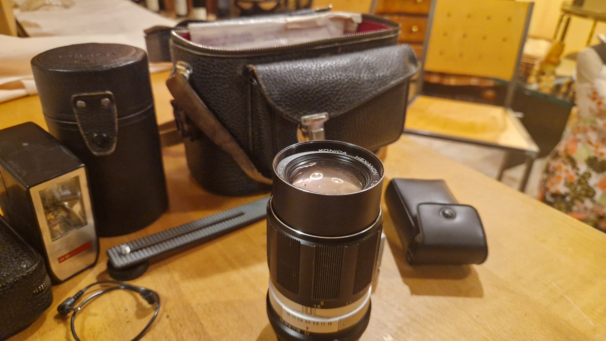 Konica Hexanon AR 135 mm f/3.5 Objektiv + Zubehör - Artikelbild von Fummel & Gedöns Secondhand-Store