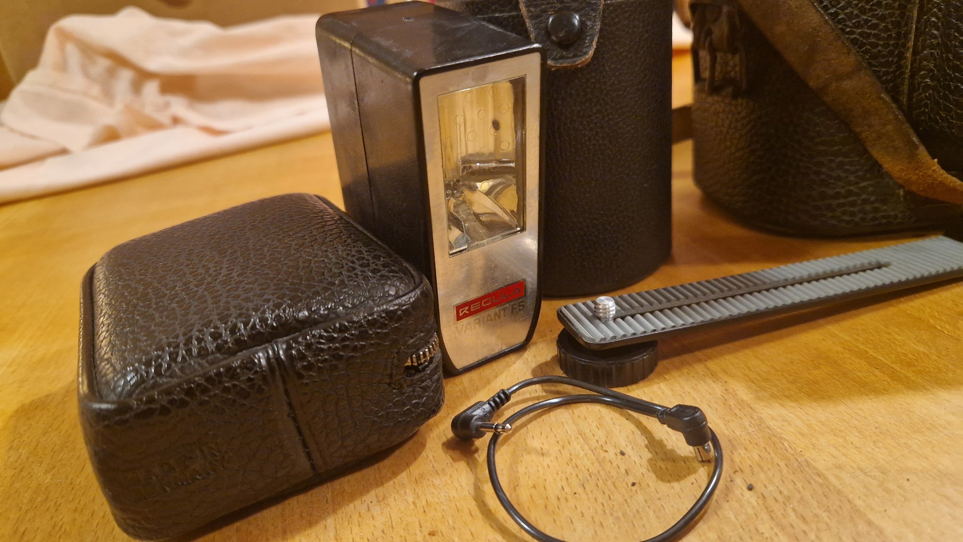 Konica Hexanon AR 135 mm f/3.5 Objektiv + Zubehör - Artikelbild von Fummel & Gedöns Secondhand-Store