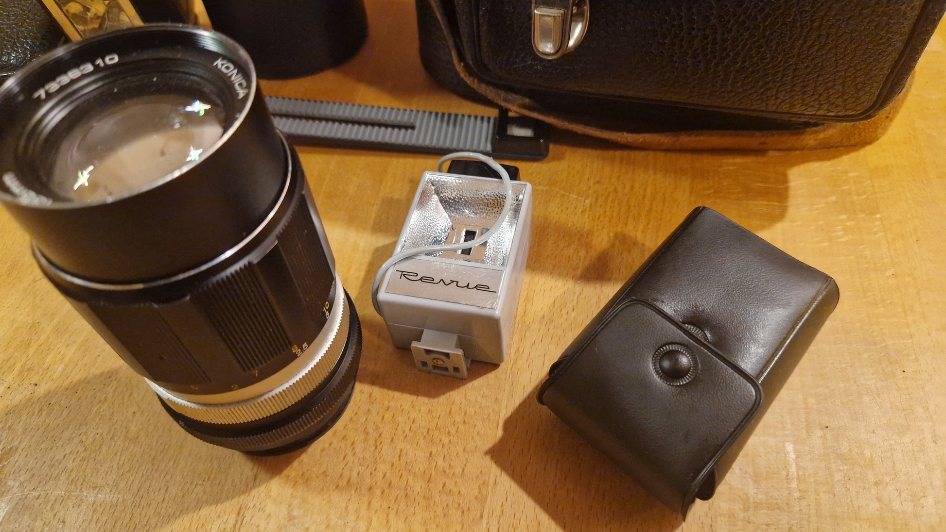 Konica Hexanon AR 135 mm f/3.5 Objektiv + Zubehör - Artikelbild von Fummel & Gedöns Secondhand-Store