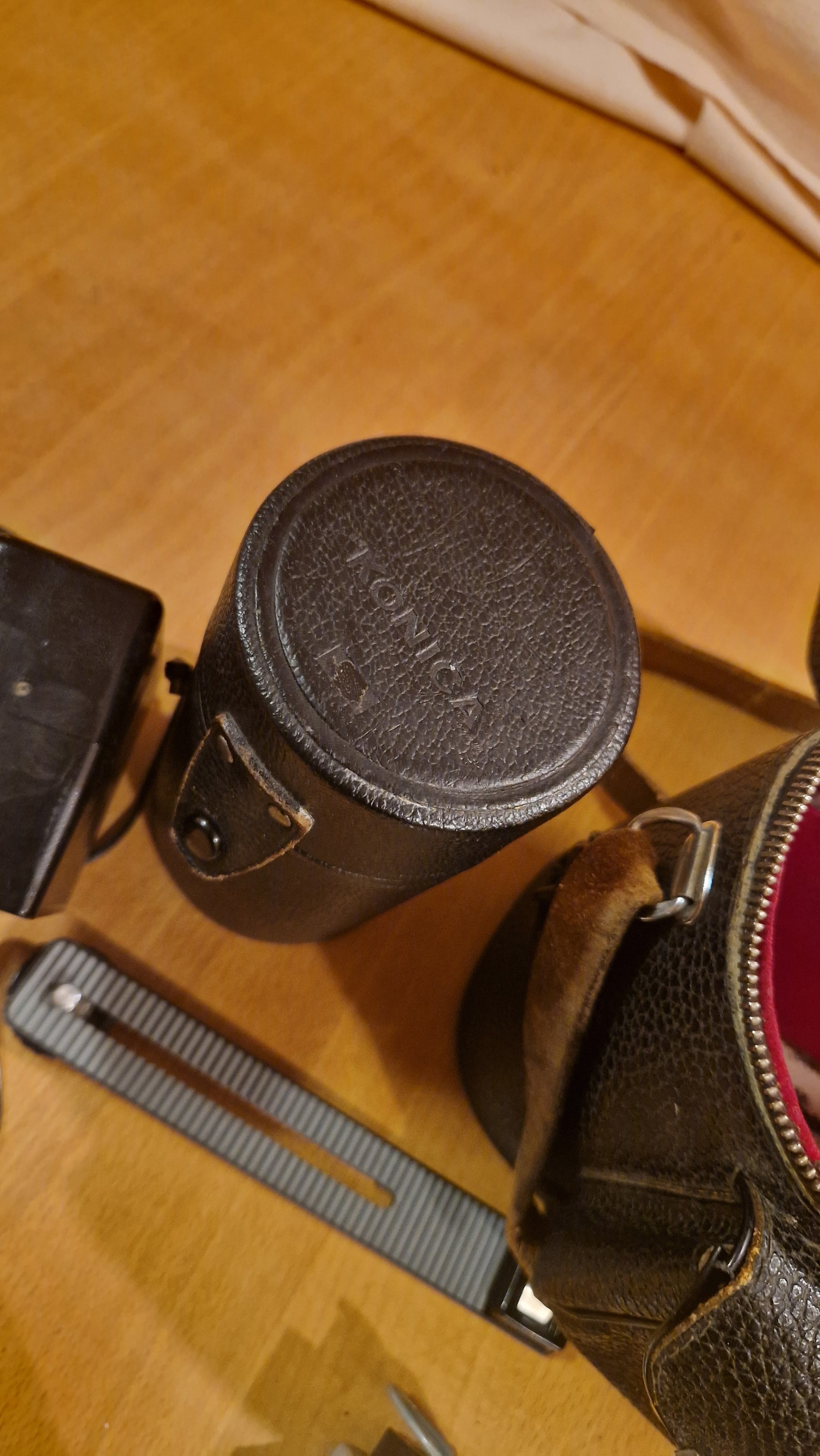 Konica Hexanon AR 135 mm f/3.5 Objektiv + Zubehör - Artikelbild von Fummel & Gedöns Secondhand-Store