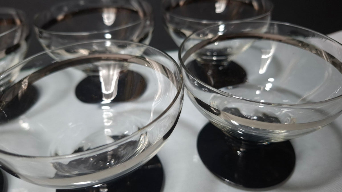 Detail der Vintage Glasschalen mit Silberrand und schwarzem Fuß
