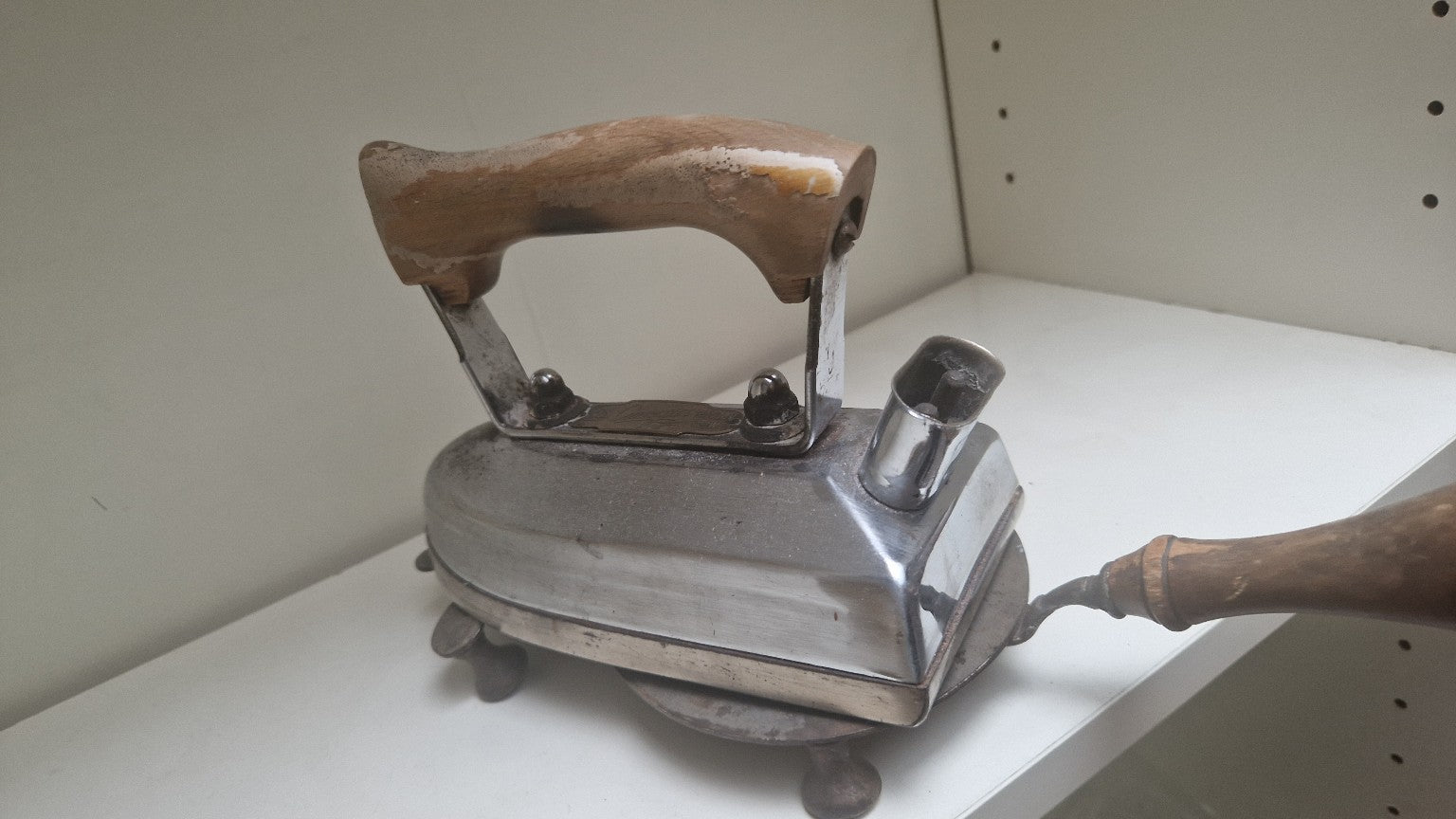 Vintage Deko-Bügelset - Bügeleisen und Ablageständer - Artikelbild von Fummel & Gedöns Secondhand-Store