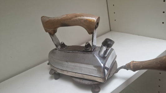 Vintage Deko-Bügelset - Bügeleisen und Ablageständer