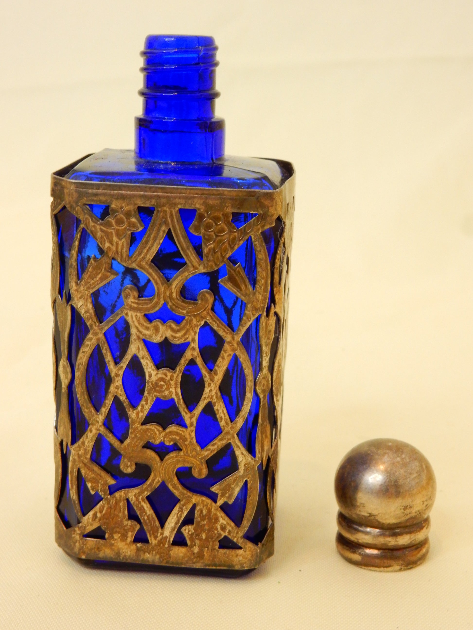 Alter Flakon, dunkelblaues Glas - Artikelbild von Fummel & Gedöns Secondhand-Store