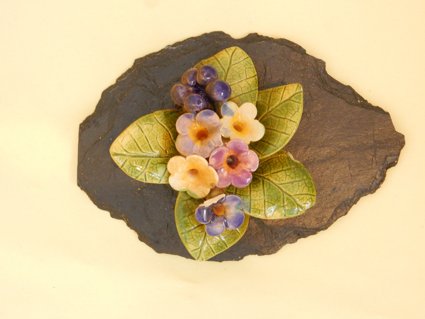 Wandteller, Keramik und Schiefer