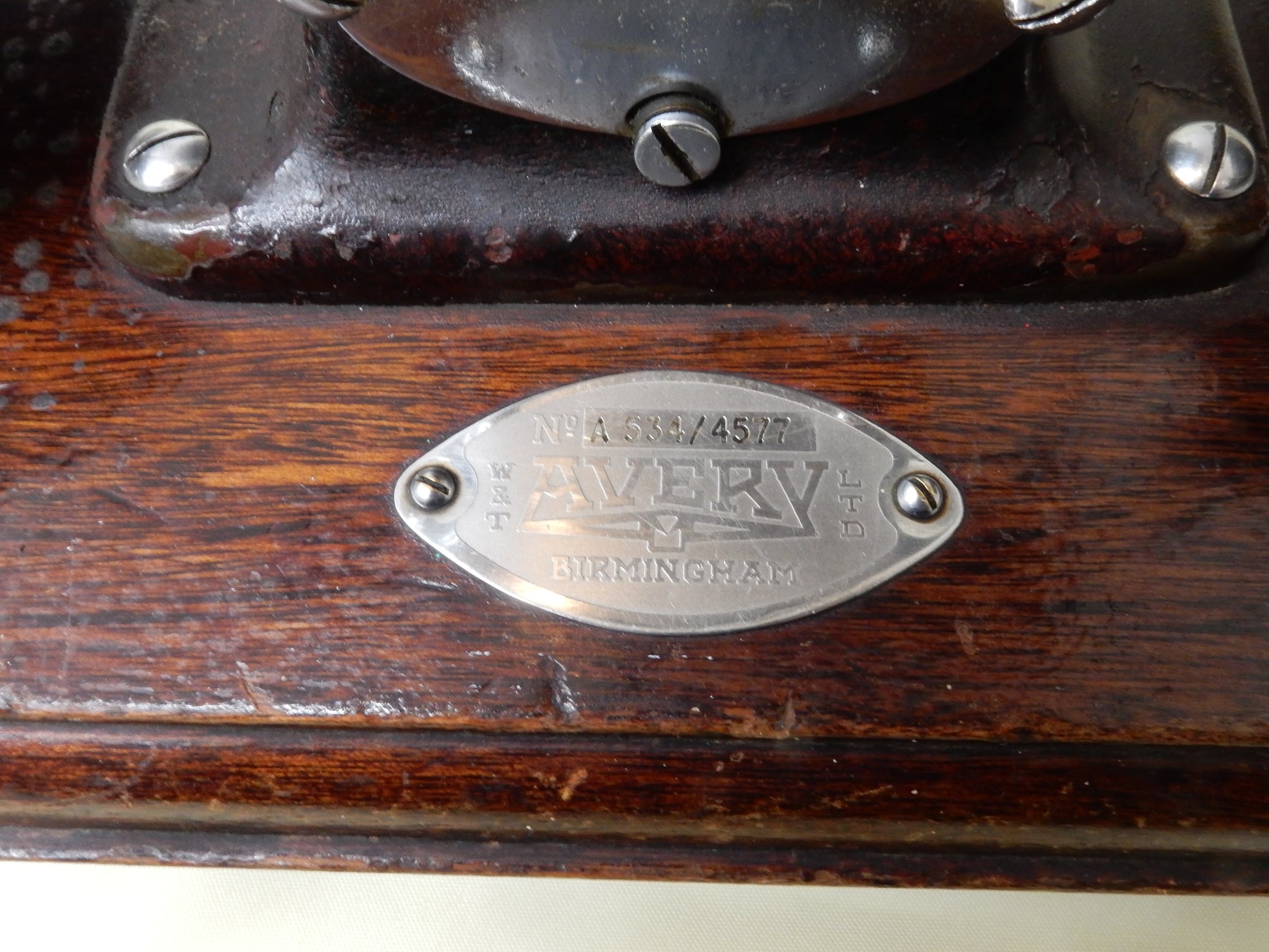 Antike Waage von AVERY - Artikelbild von Fummel & Gedöns Secondhand-Store