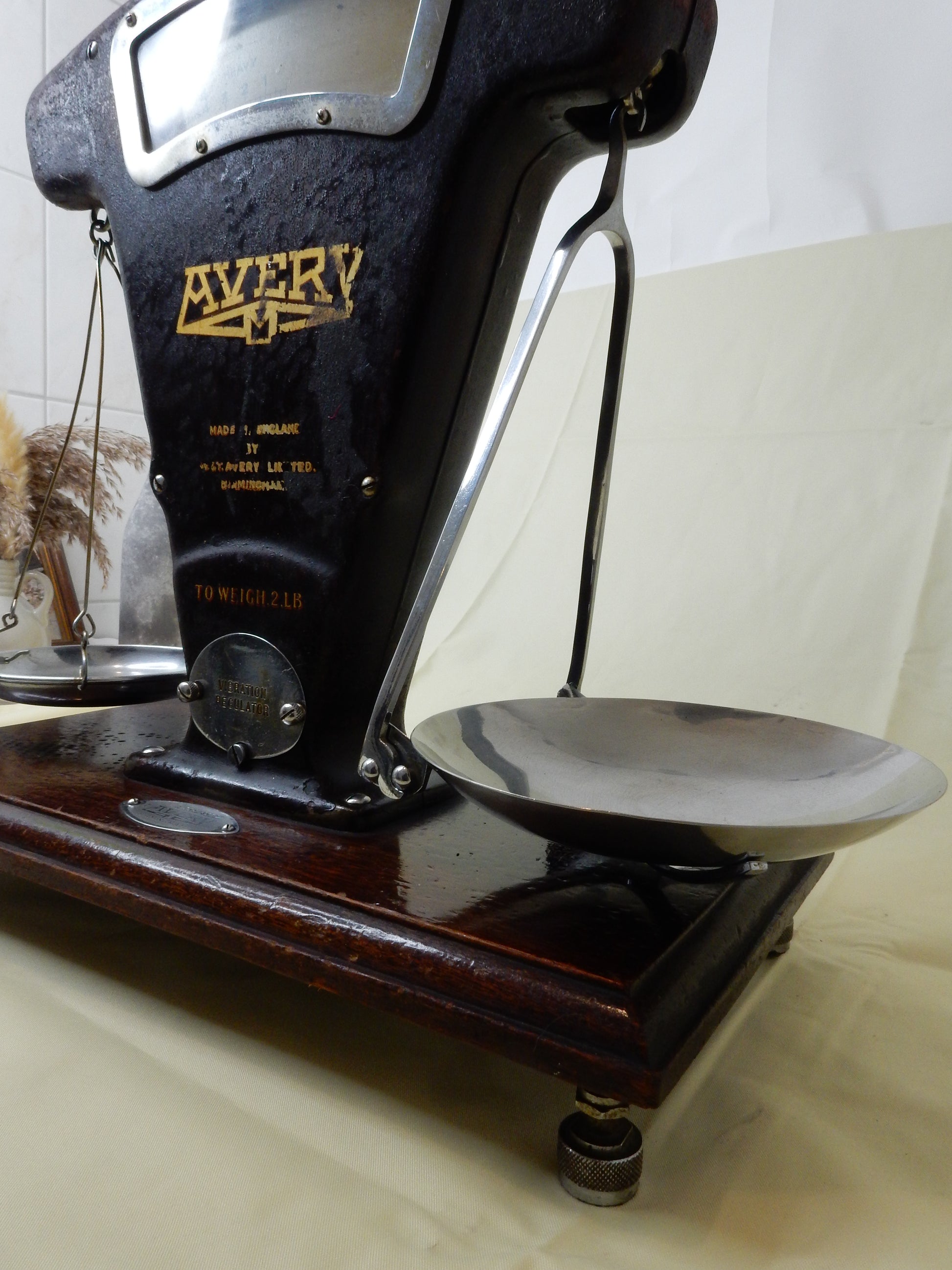 Antike Waage von AVERY - Artikelbild von Fummel & Gedöns Secondhand-Store