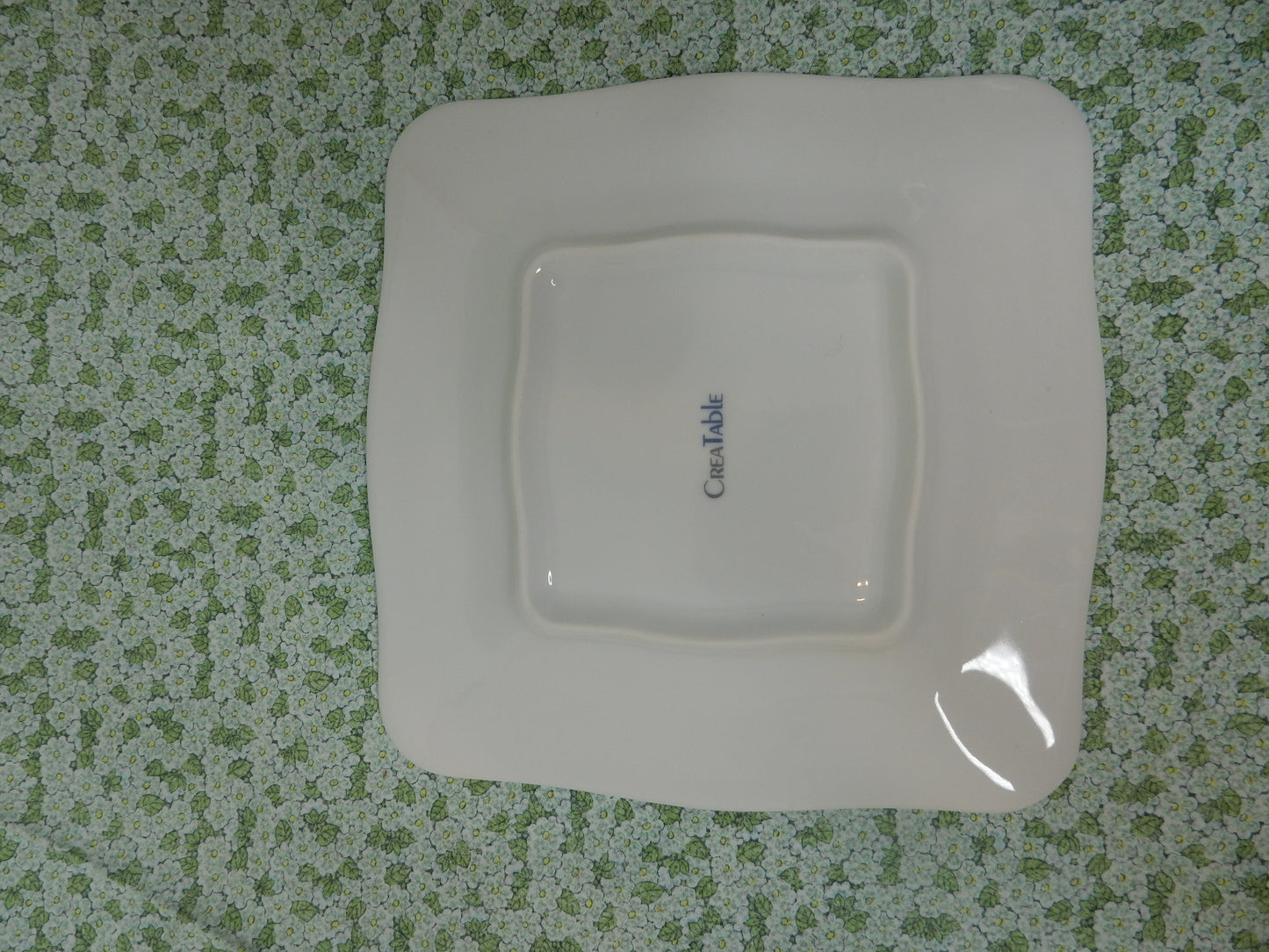 Flacher Teller mit Blumen-Dekor