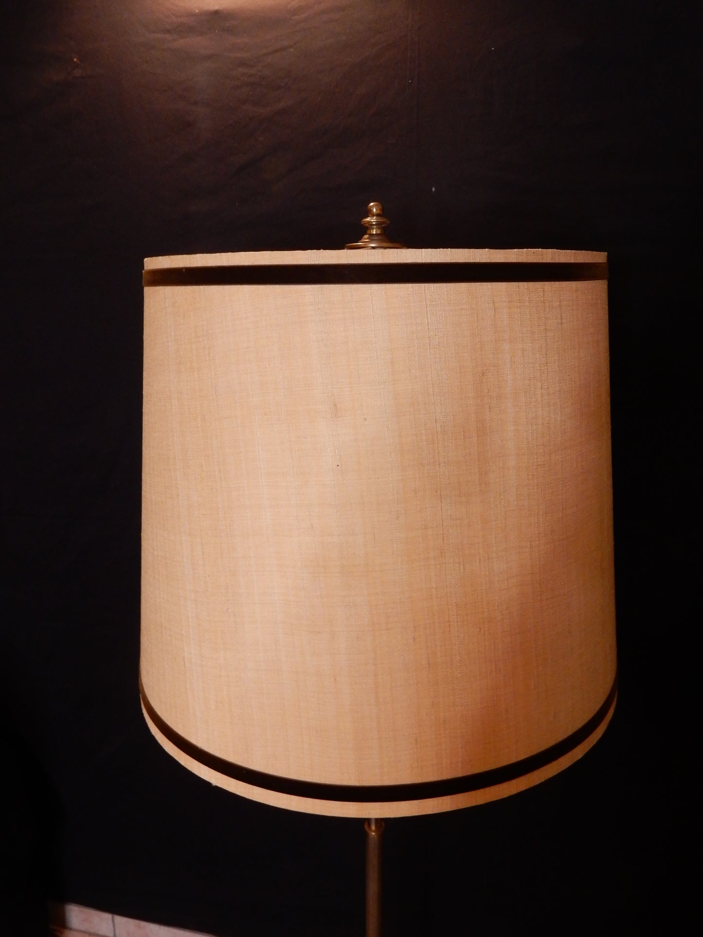 Große Stehlampe mit Stoffschirm
