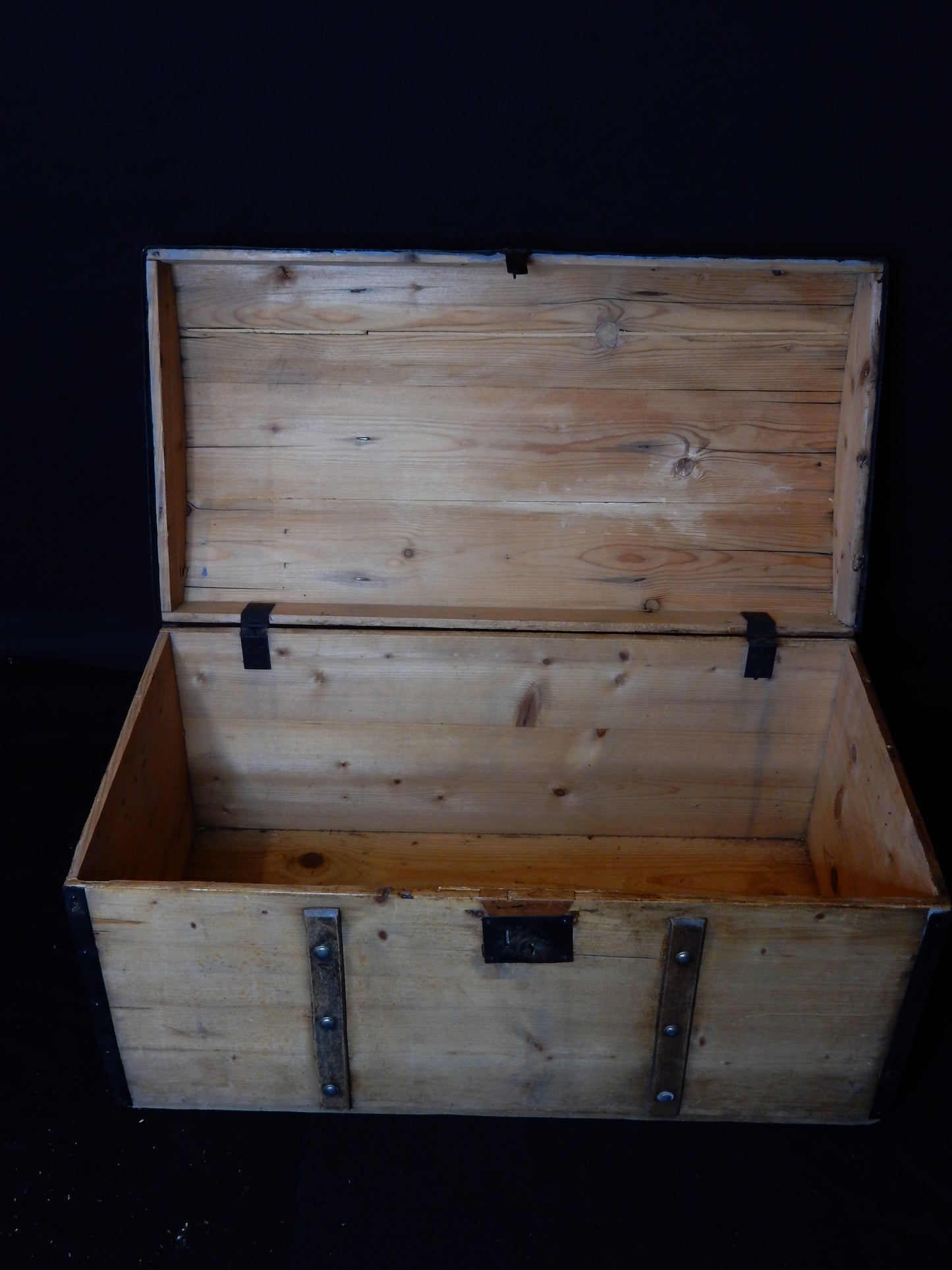 Vintage Holztruhe – Rustikale Kiste / Schatztruhe