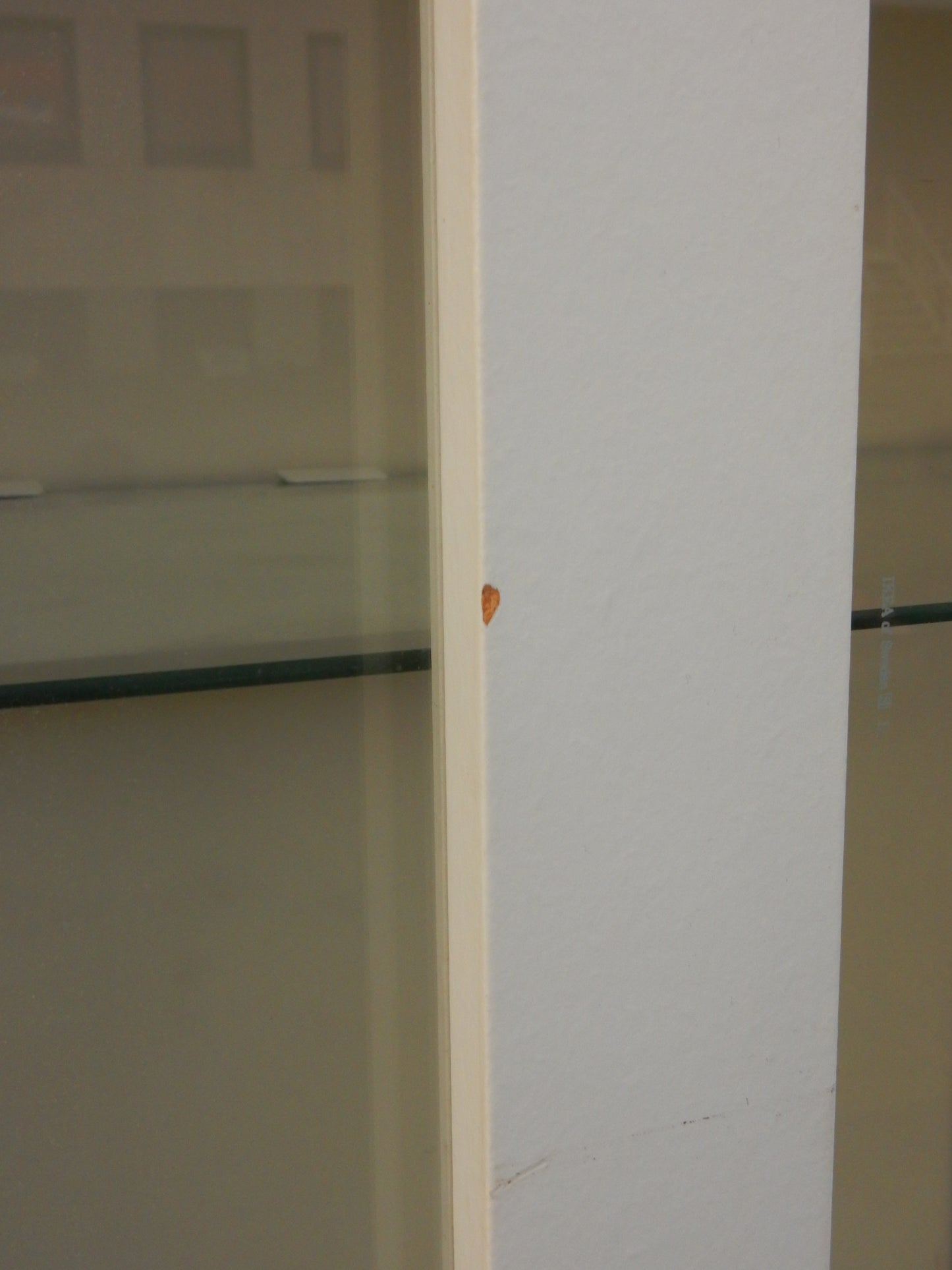 Weiße Holz-Vitrine mit Doppel-Schiebetüren - beleuchtet - 1,80m