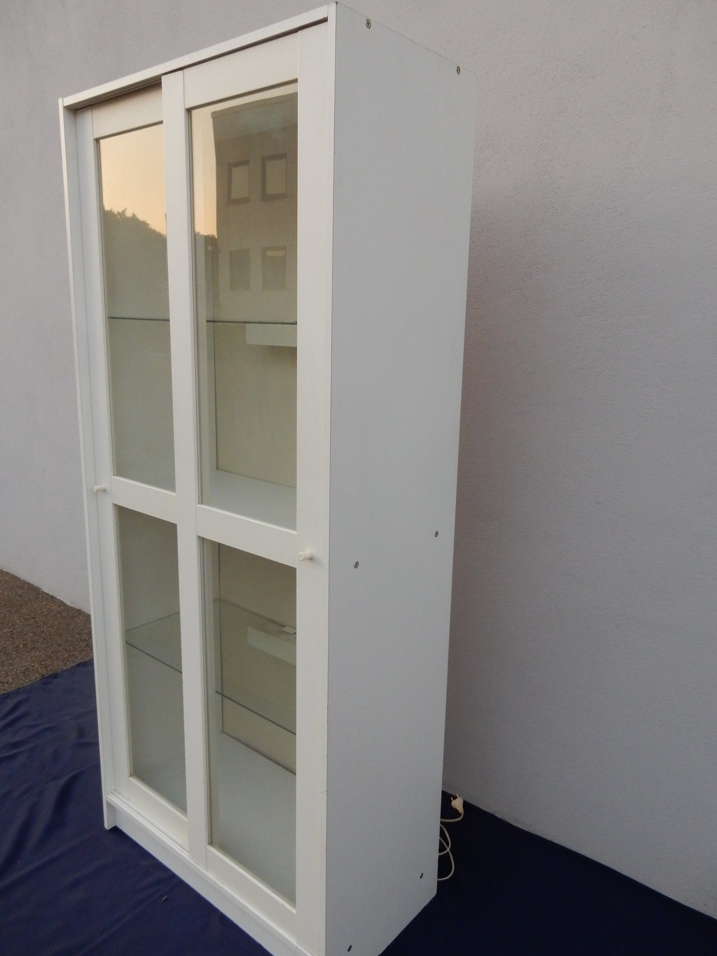 Weiße Holz-Vitrine mit Doppel-Schiebetüren - beleuchtet - 1,80m