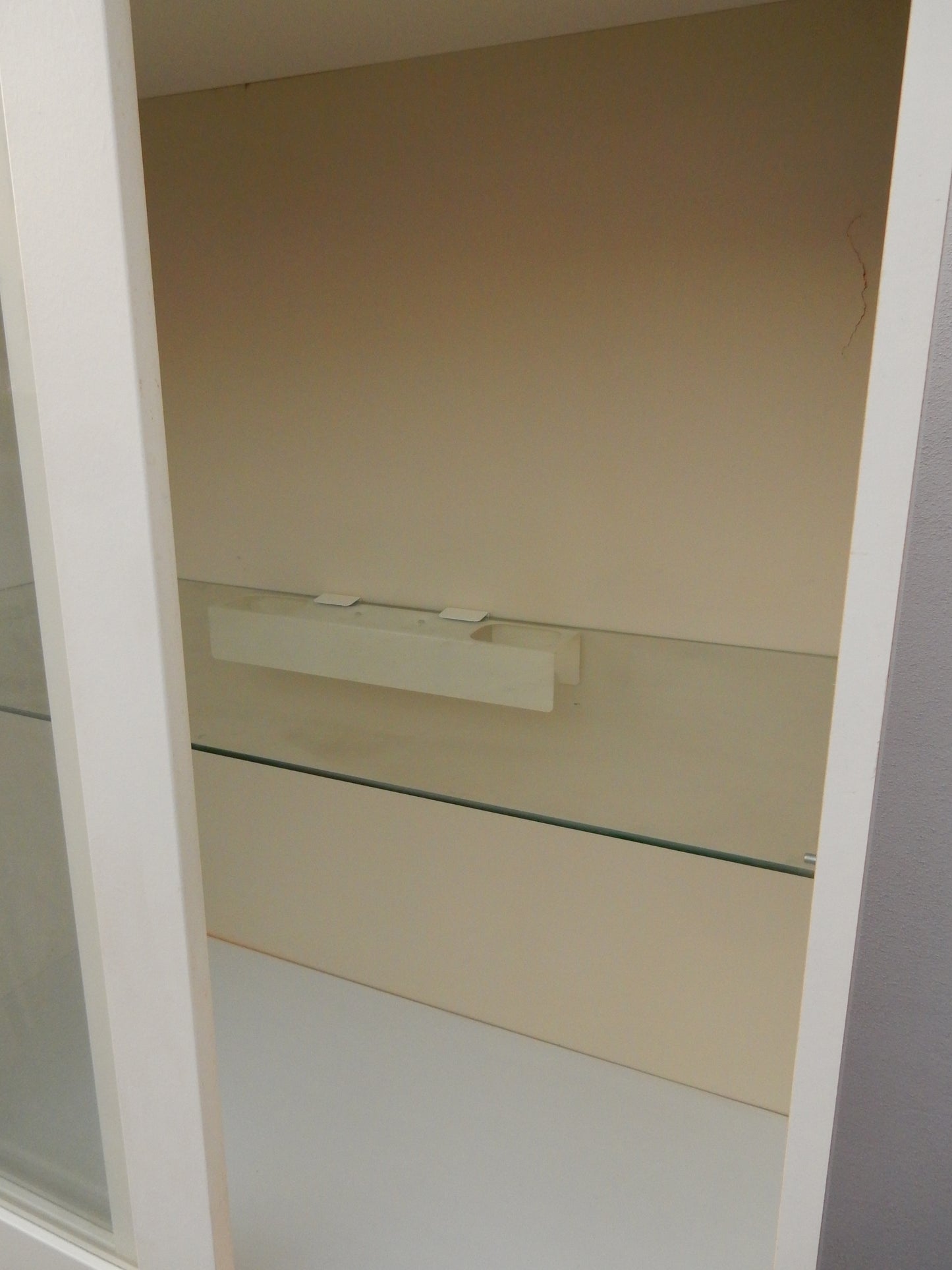 Weiße Holz-Vitrine mit Doppel-Schiebetüren - beleuchtet - 1,80m