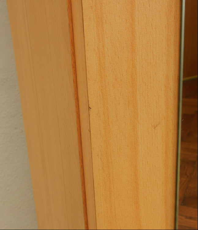 Schmaler Garderobenschrank mit Spiegel