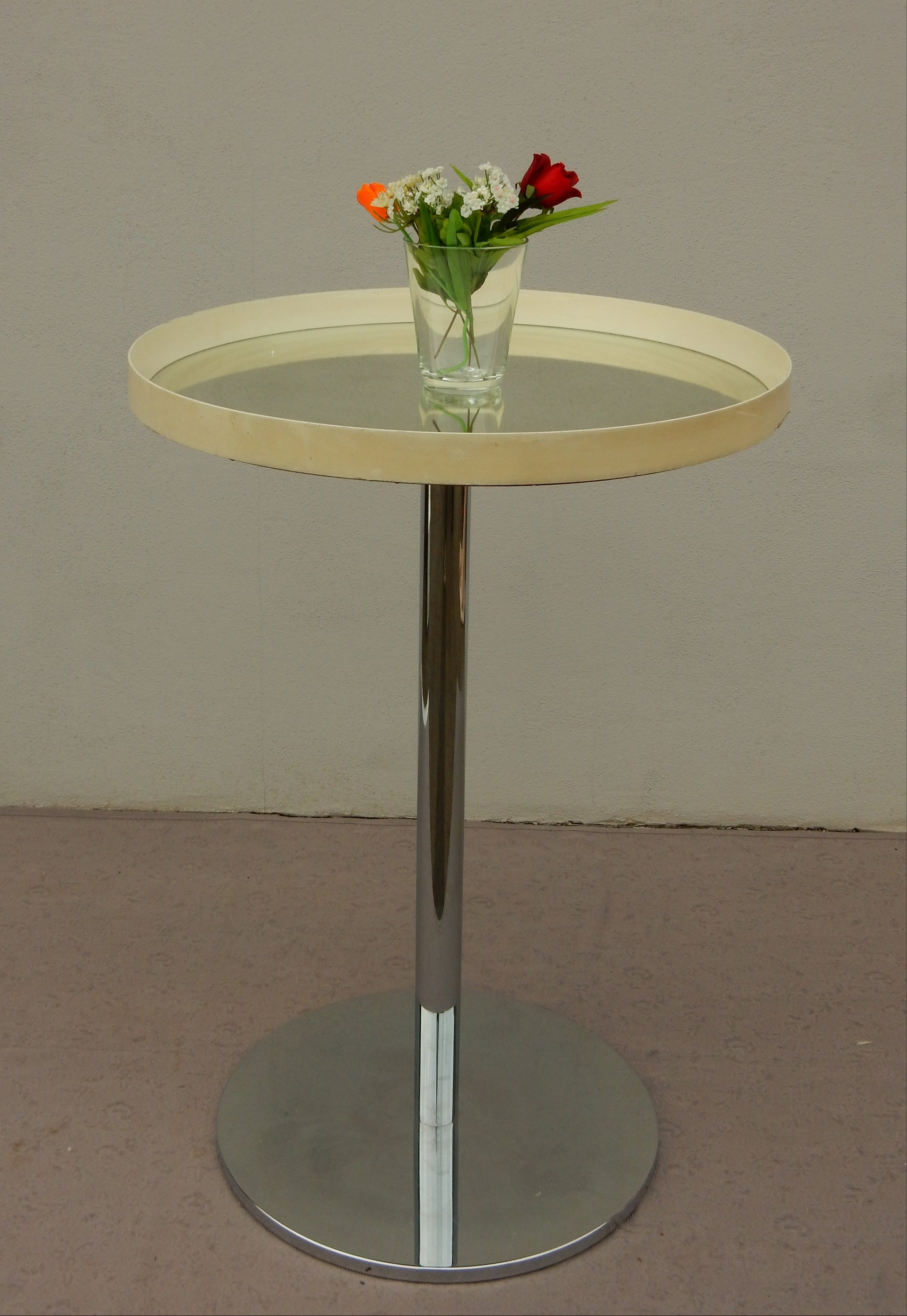 Vintage Mid-Century Beistelltisch mit Chromfuß und runder Spiegel-Platte - Artikelbild von Fummel & Gedöns Secondhand-Store