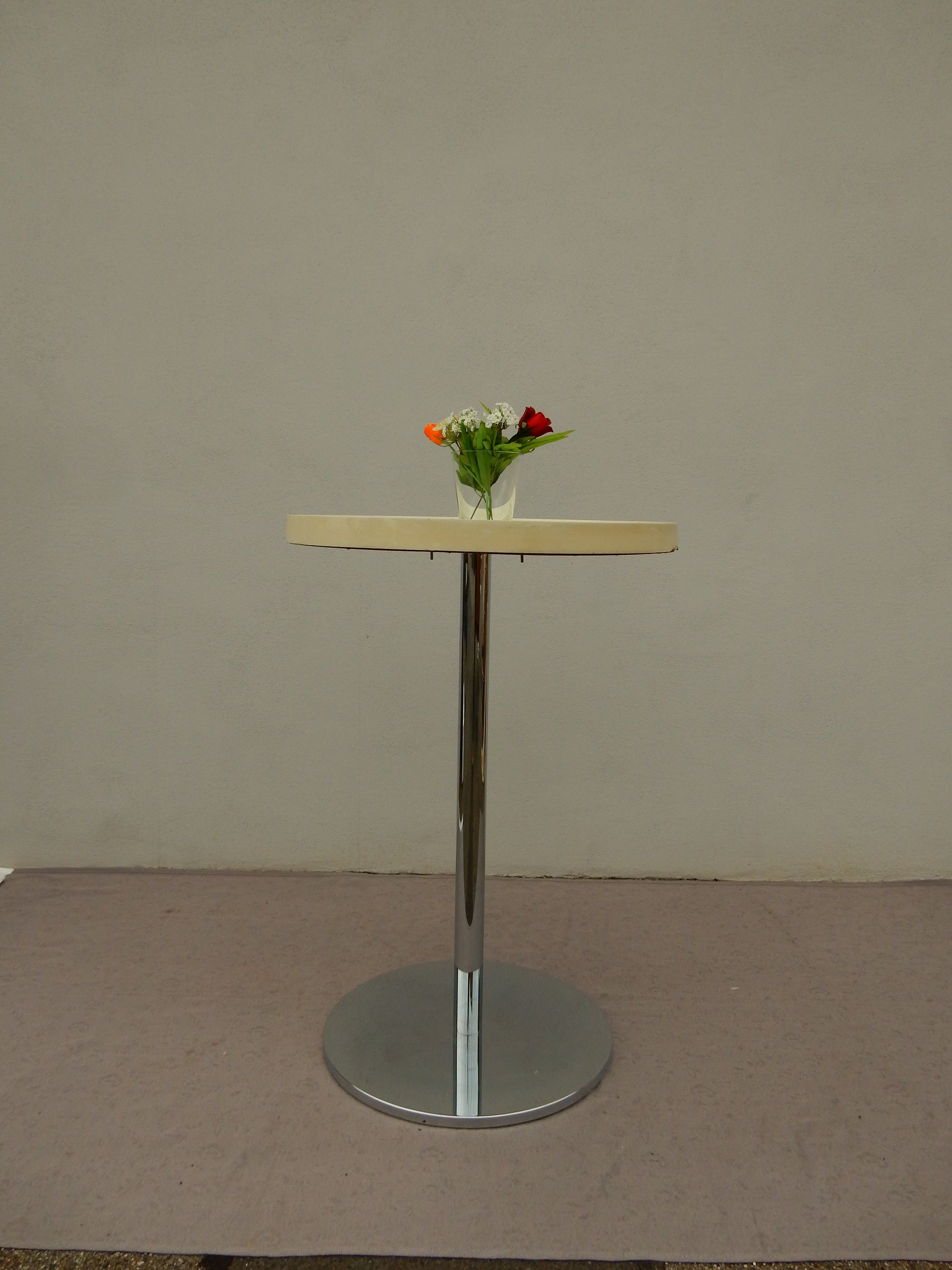 Vintage Mid-Century Beistelltisch mit Chromfuß und runder Spiegel-Platte - Artikelbild von Fummel & Gedöns Secondhand-Store