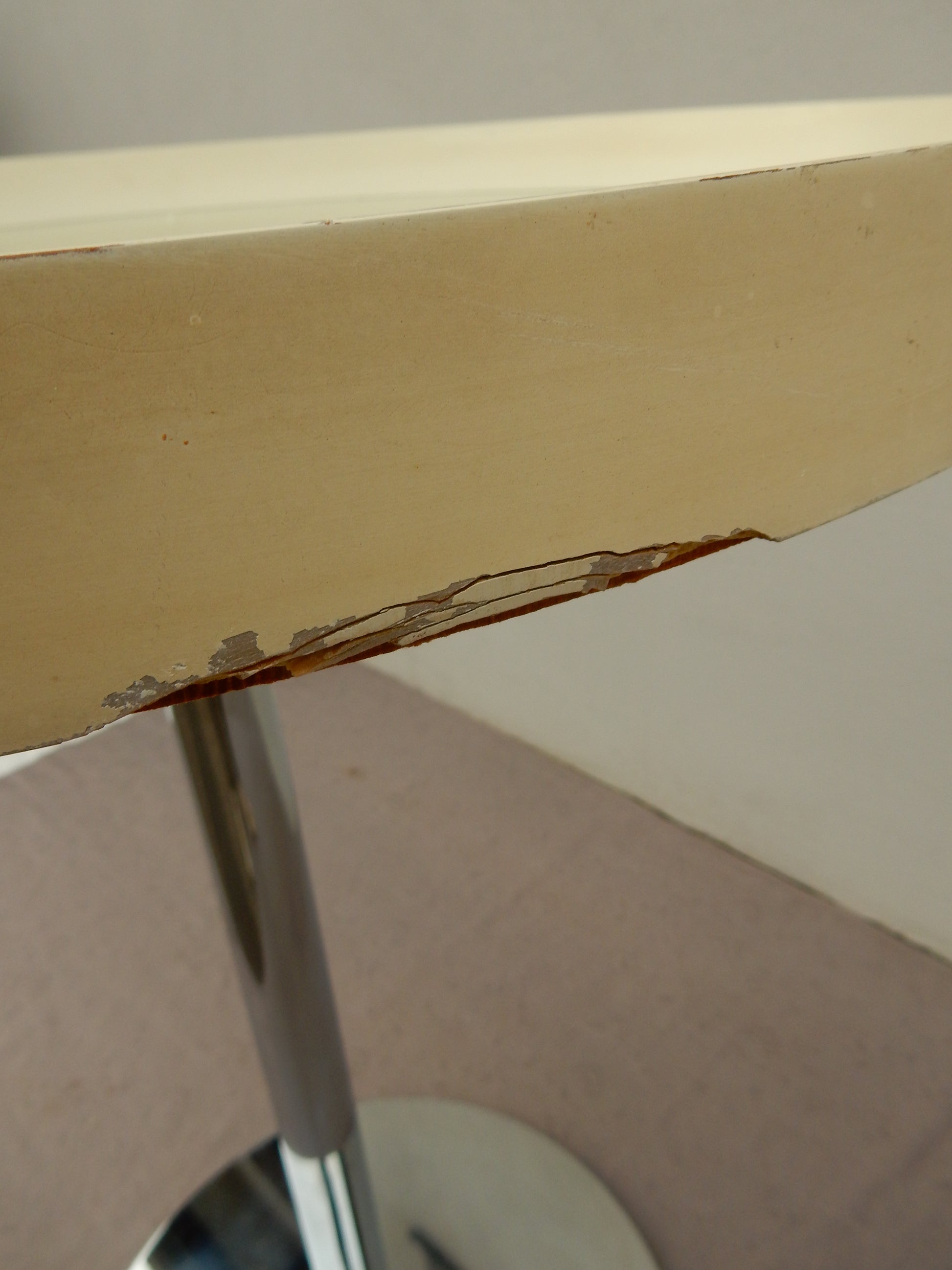 Vintage Mid-Century Beistelltisch mit Chromfuß und runder Spiegel-Platte - Artikelbild von Fummel & Gedöns Secondhand-Store