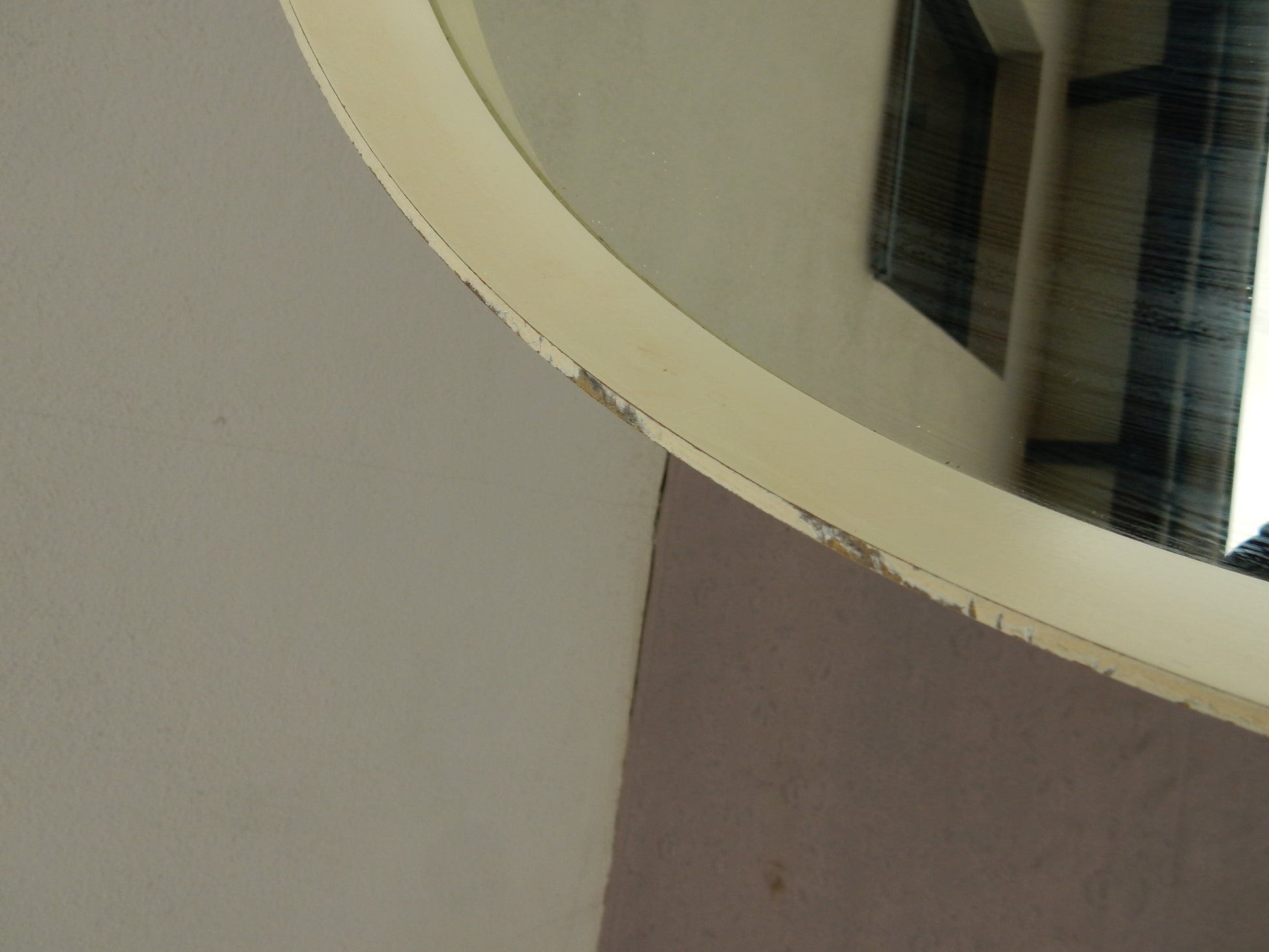 Vintage Mid-Century Beistelltisch mit Chromfuß und runder Spiegel-Platte - Artikelbild von Fummel & Gedöns Secondhand-Store