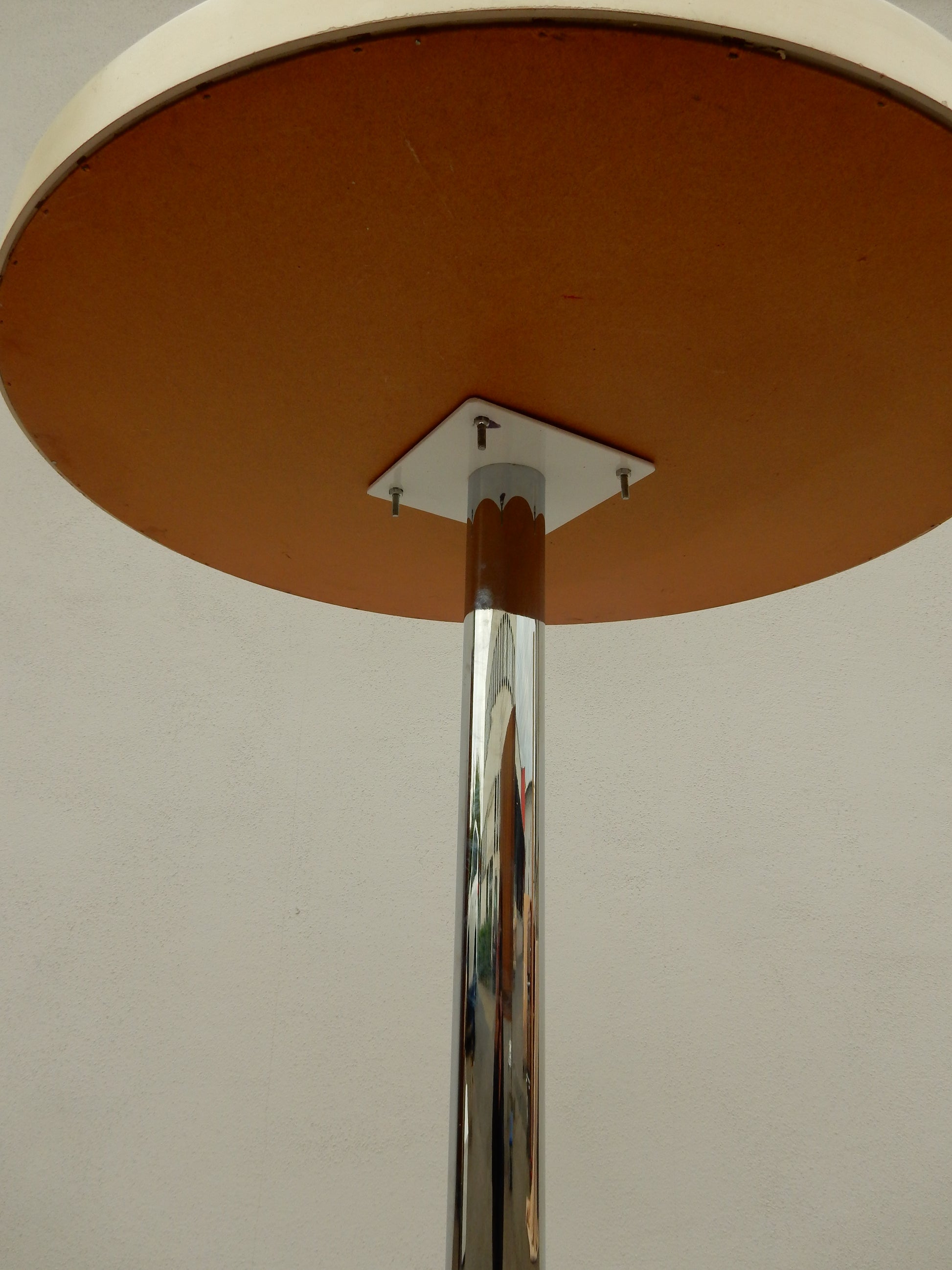 Vintage Mid-Century Beistelltisch mit Chromfuß und runder Spiegel-Platte - Artikelbild von Fummel & Gedöns Secondhand-Store