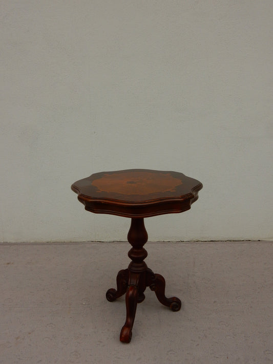 Antiker Beistelltisch mit Intarsien – florales Motiv