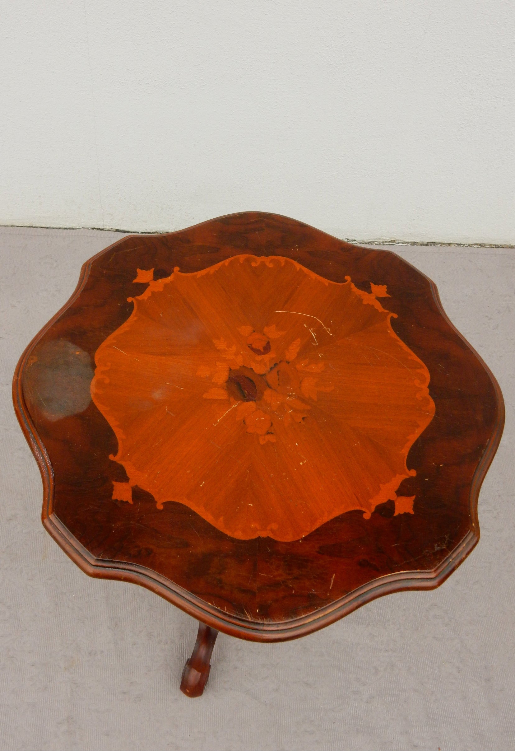 Antiker Beistelltisch mit Intarsien – florales Motiv - Artikelbild von Fummel & Gedöns Secondhand-Store