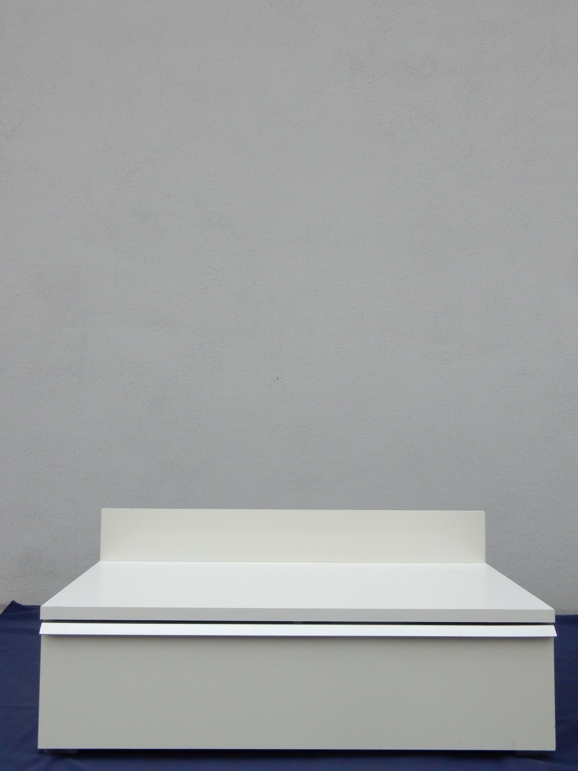 Moderner Hängeschrank mit Klapptür – Weiß - Artikelbild von Fummel & Gedöns Secondhand-Store