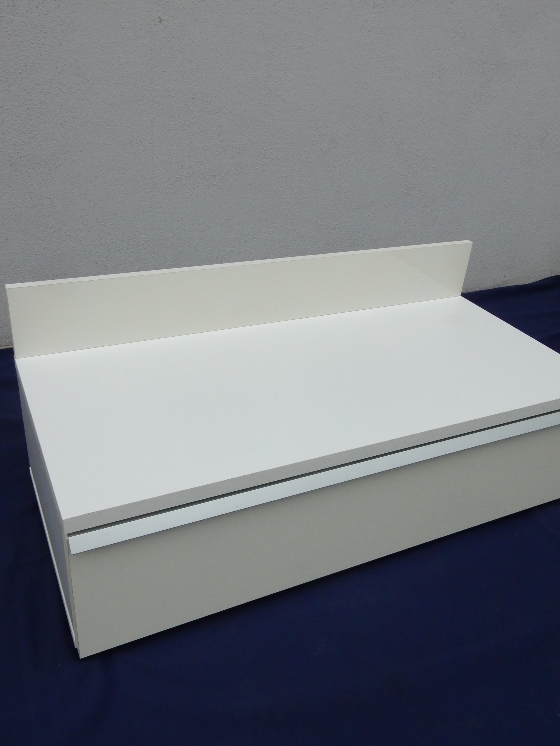 Moderner Hängeschrank mit Klapptür – Weiß - Artikelbild von Fummel & Gedöns Secondhand-Store