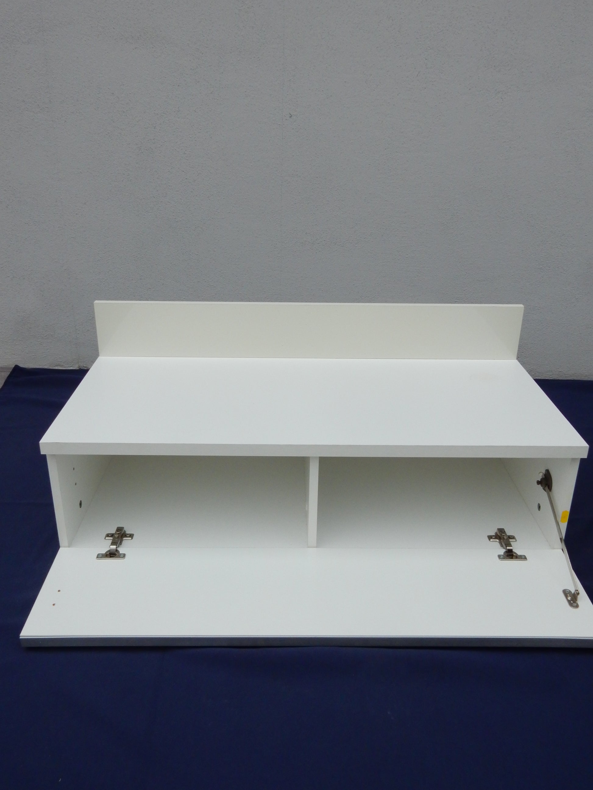 Moderner Hängeschrank mit Klapptür – Weiß - Artikelbild von Fummel & Gedöns Secondhand-Store