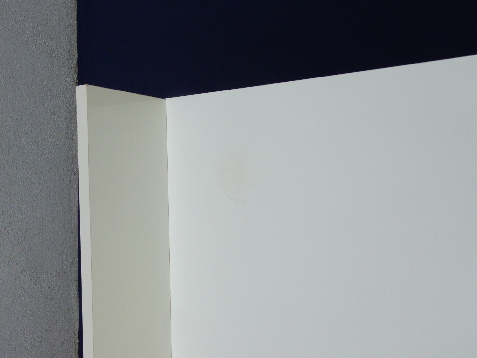 Moderner Hängeschrank mit Klapptür – Weiß - Artikelbild von Fummel & Gedöns Secondhand-Store