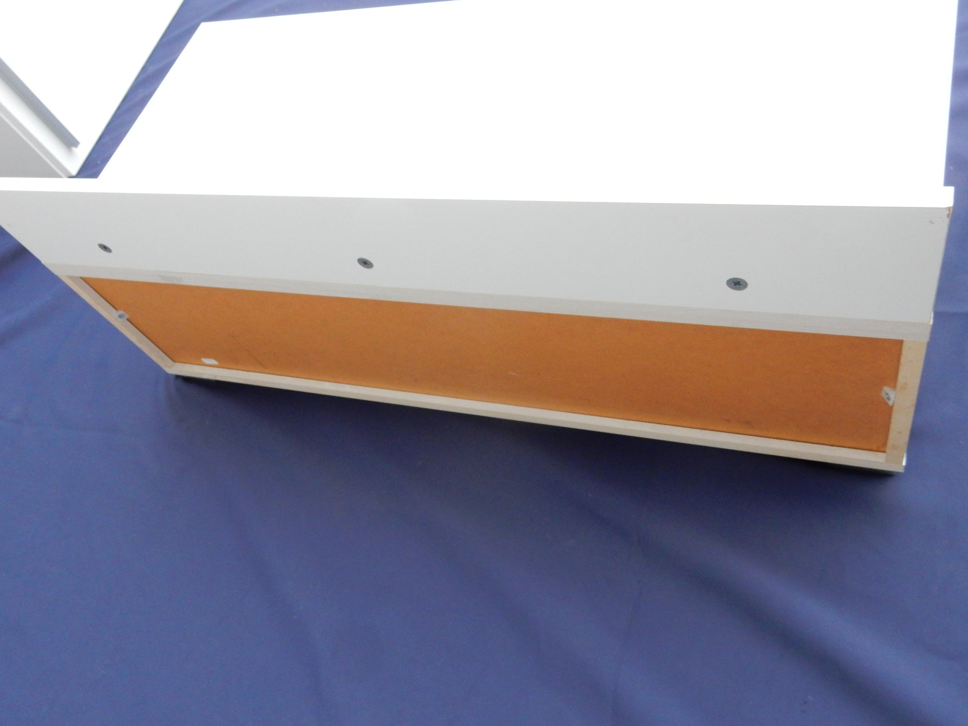 Moderner Hängeschrank mit Klapptür – Weiß - Artikelbild von Fummel & Gedöns Secondhand-Store