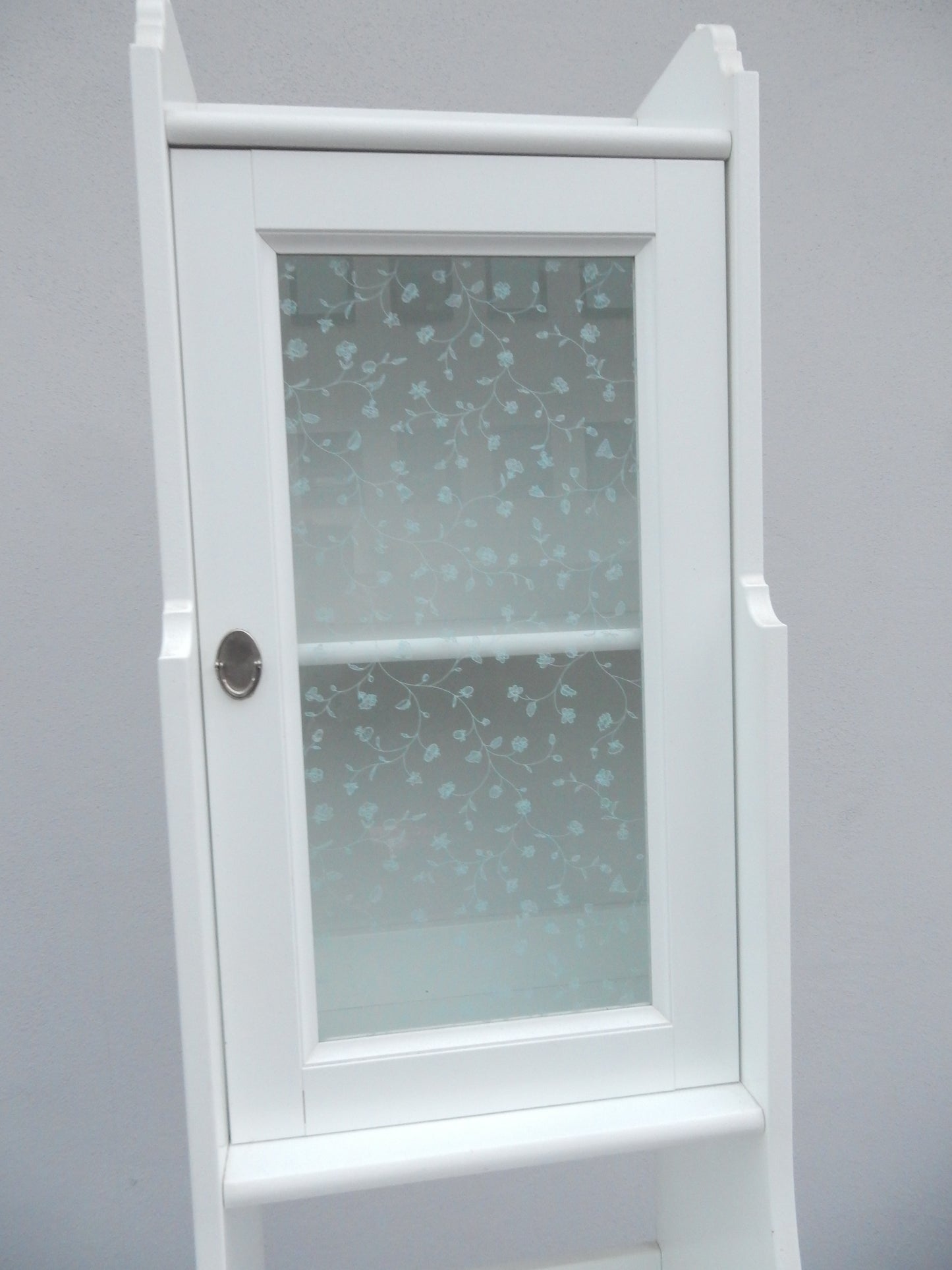 Weißer Hochschrank mit Glastür und Schublade
