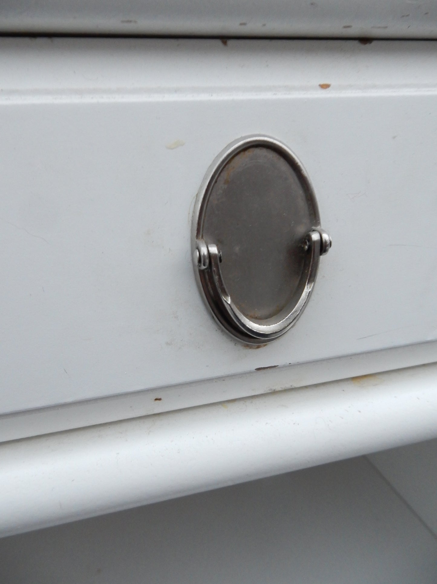 Weißer Hochschrank mit Glastür und Schublade