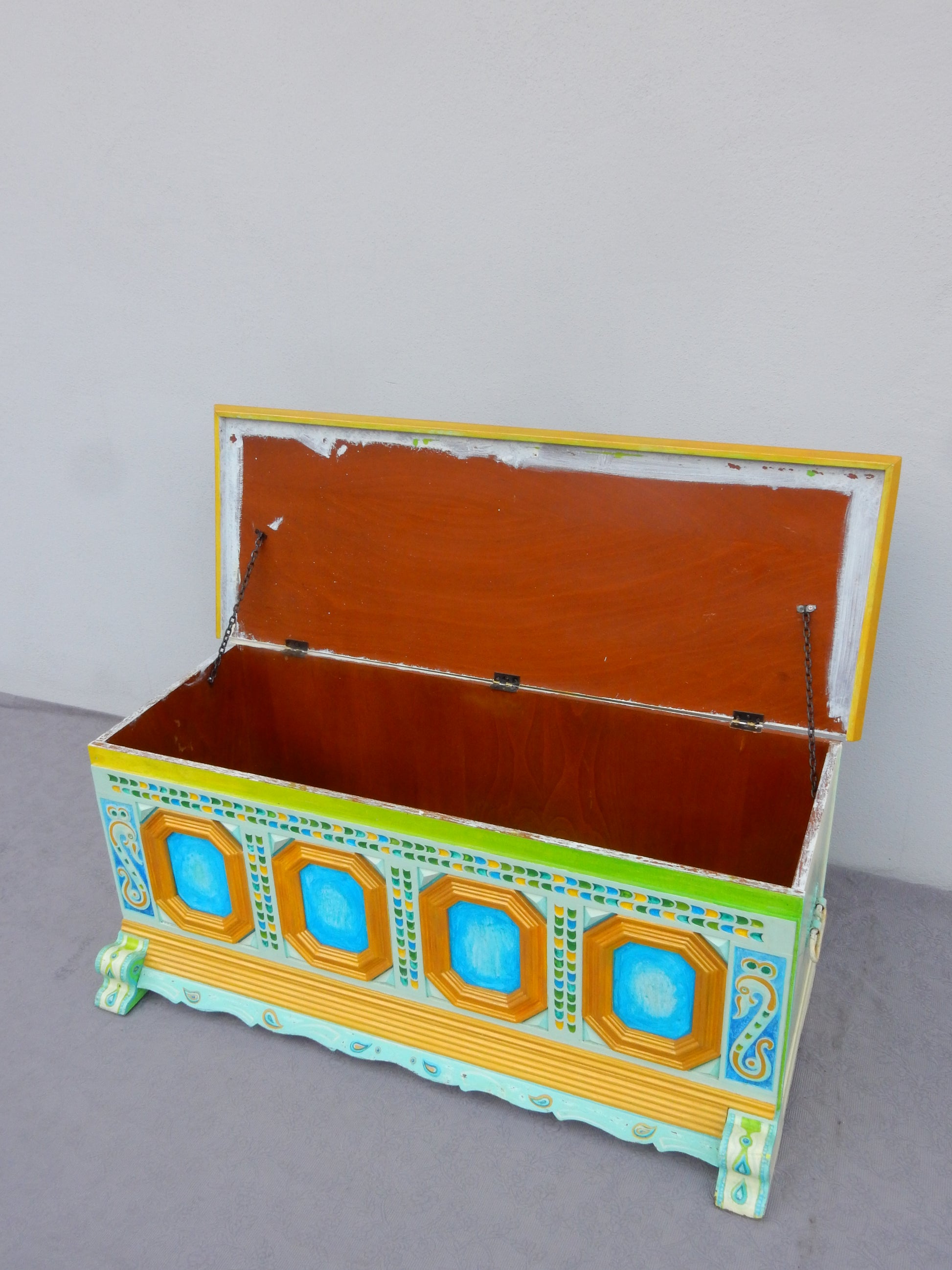 Handbemalte Holztruhe mit Landschaftsmotiv - Artikelbild von Fummel & Gedöns Secondhand-Store