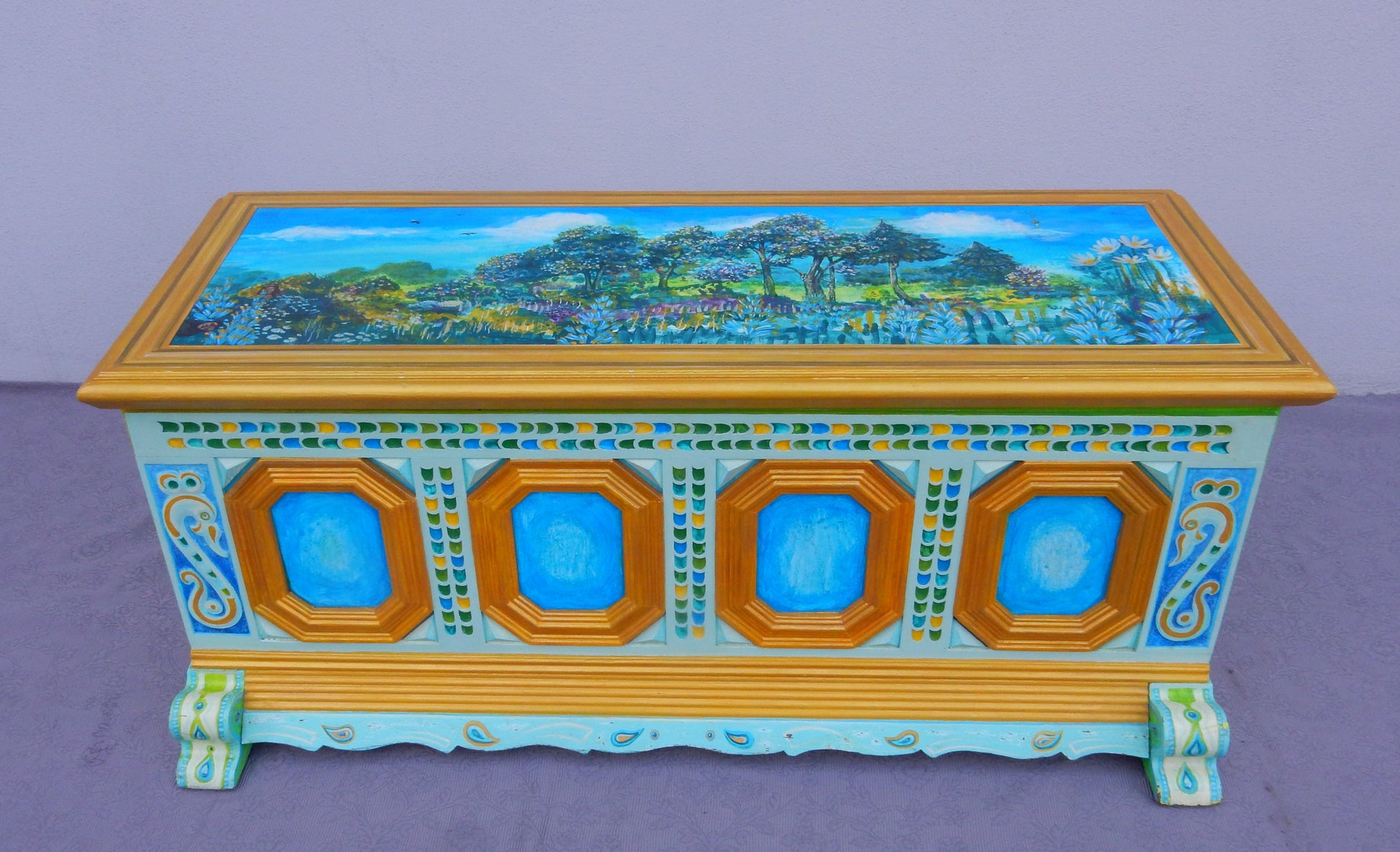 Handbemalte Holztruhe mit Landschaftsmotiv - Artikelbild von Fummel & Gedöns Secondhand-Store
