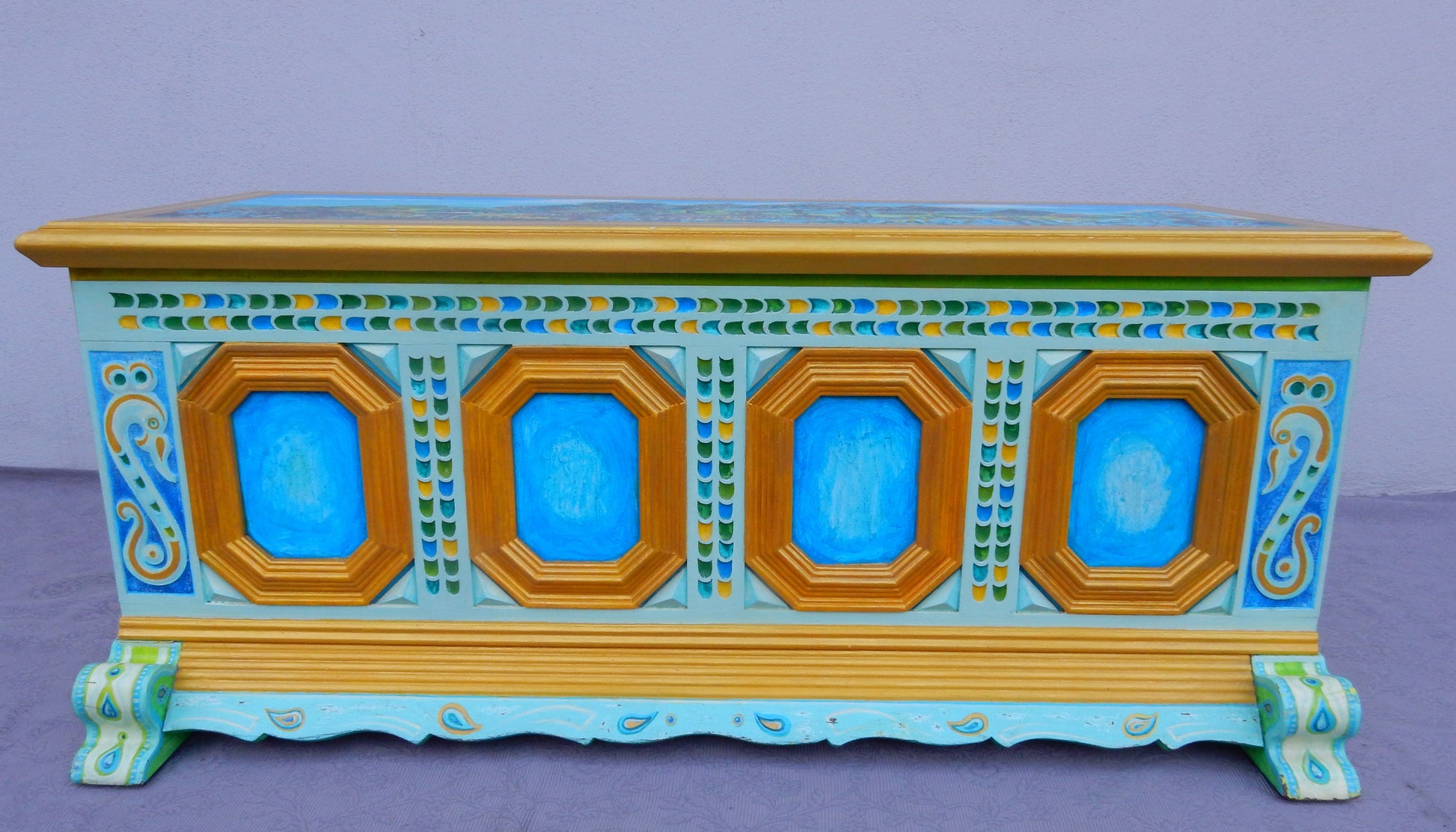 Handbemalte Holztruhe mit Landschaftsmotiv - Artikelbild von Fummel & Gedöns Secondhand-Store