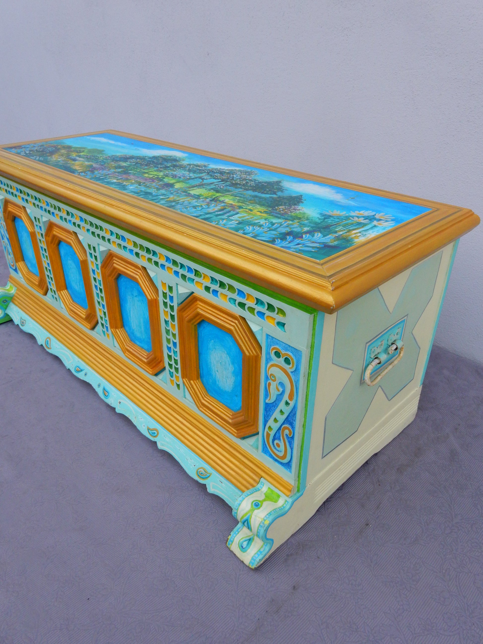 Handbemalte Holztruhe mit Landschaftsmotiv - Artikelbild von Fummel & Gedöns Secondhand-Store