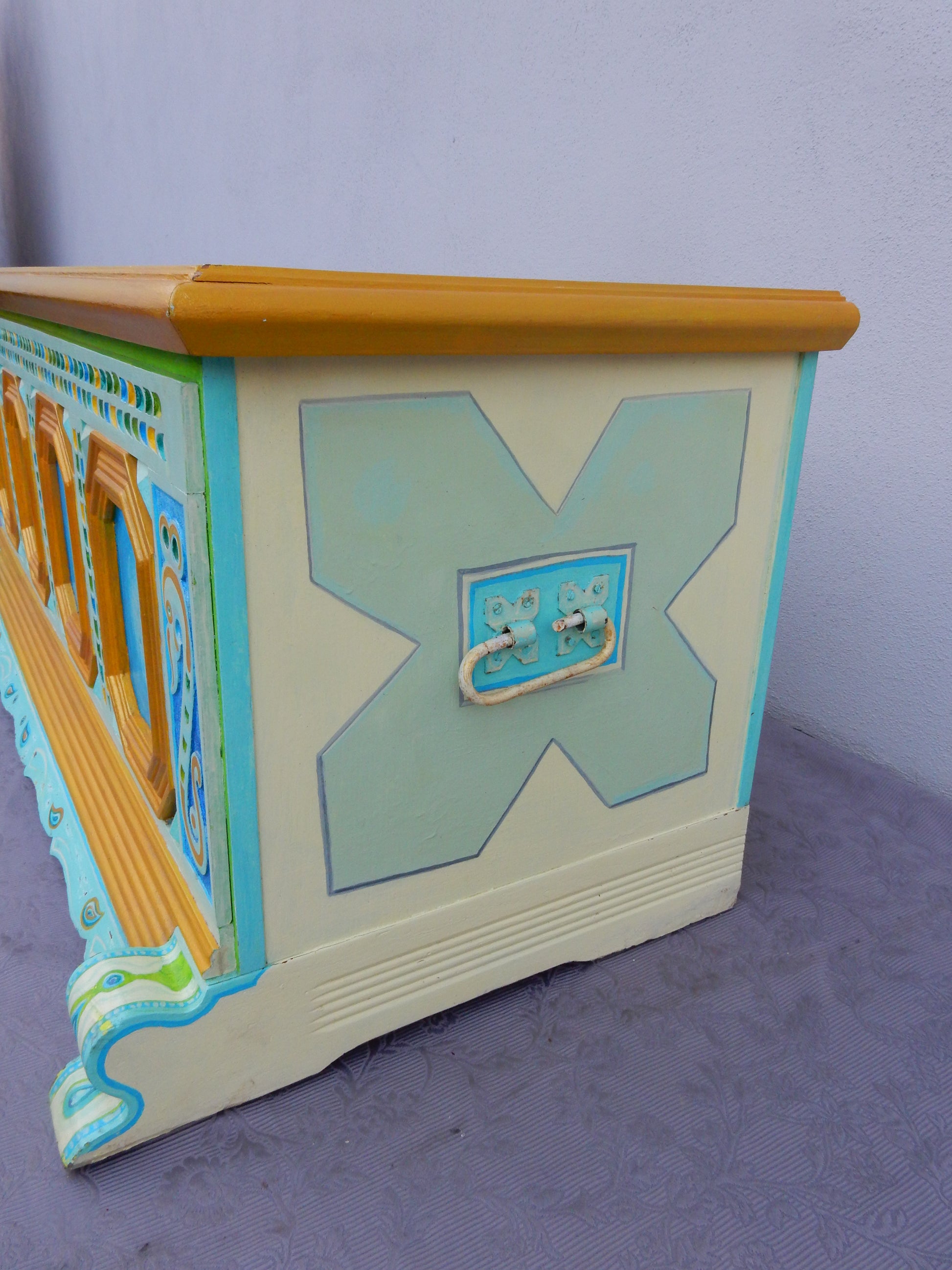 Handbemalte Holztruhe mit Landschaftsmotiv - Artikelbild von Fummel & Gedöns Secondhand-Store