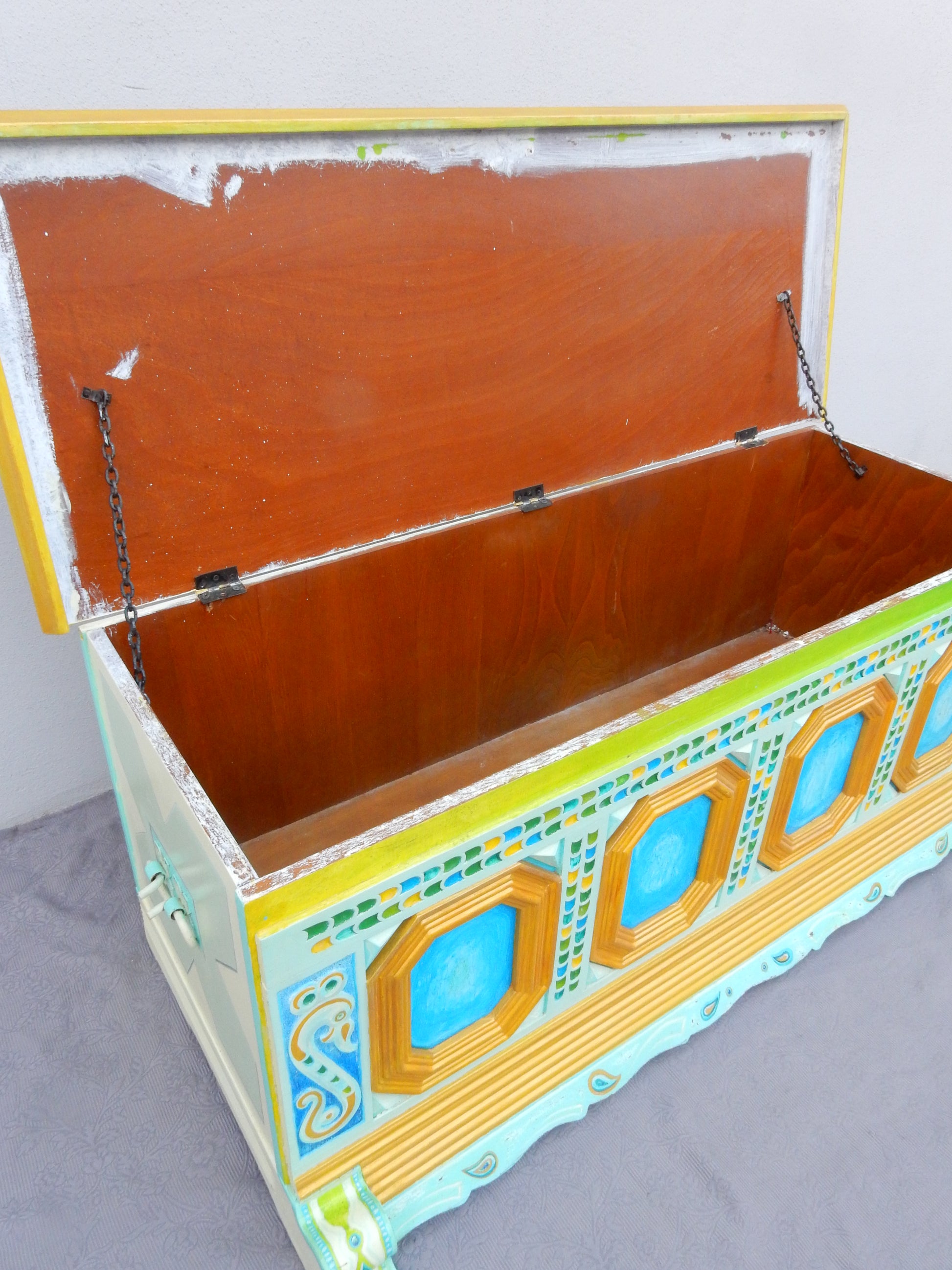 Handbemalte Holztruhe mit Landschaftsmotiv - Artikelbild von Fummel & Gedöns Secondhand-Store