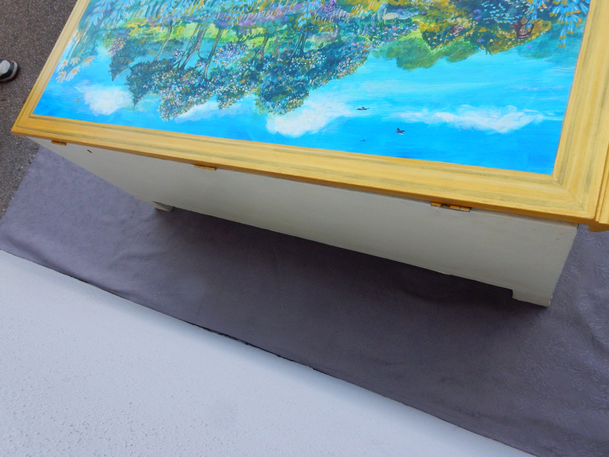 Handbemalte Holztruhe mit Landschaftsmotiv - Artikelbild von Fummel & Gedöns Secondhand-Store