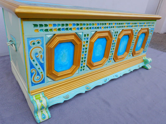 Handbemalte Holztruhe mit Landschaftsmotiv